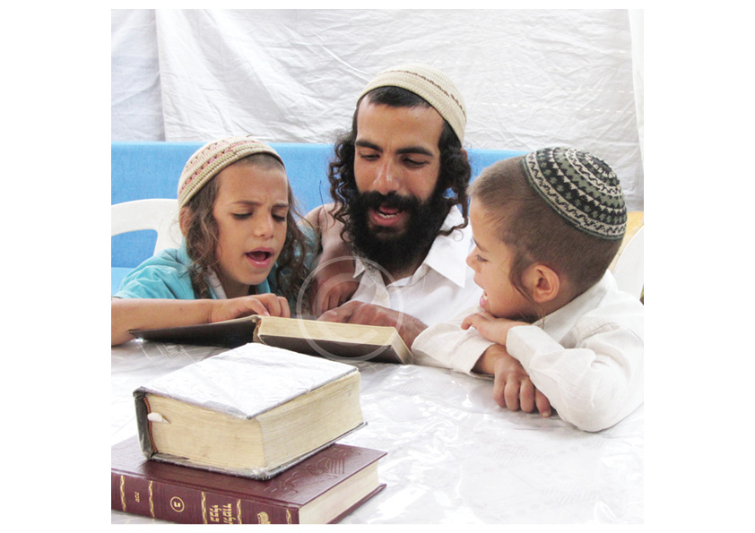 לימוד תורה בסוכות.