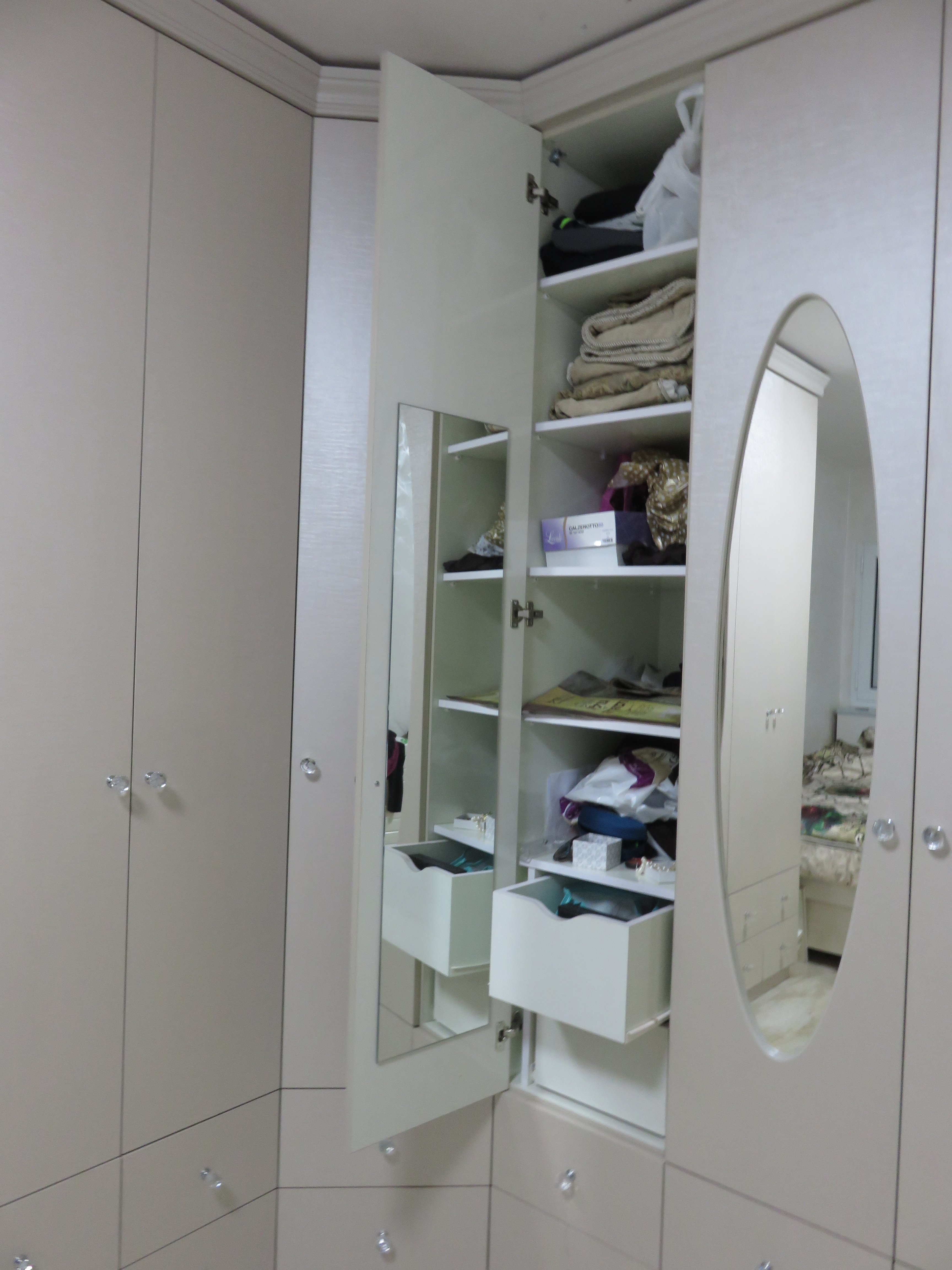 מגירה לאיפור ומראה באמצע הארון