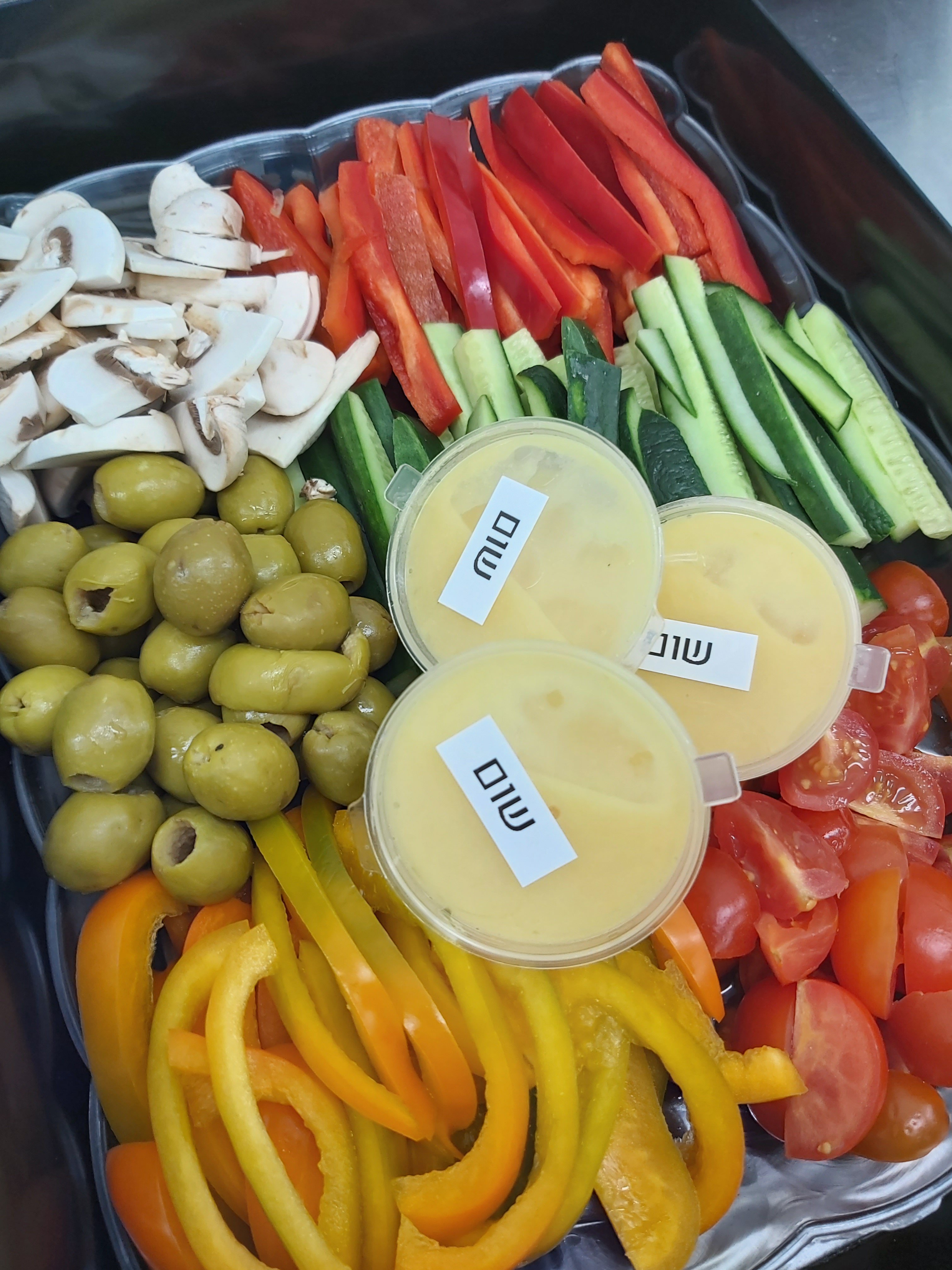 מגשי ירקות חיים.jpg