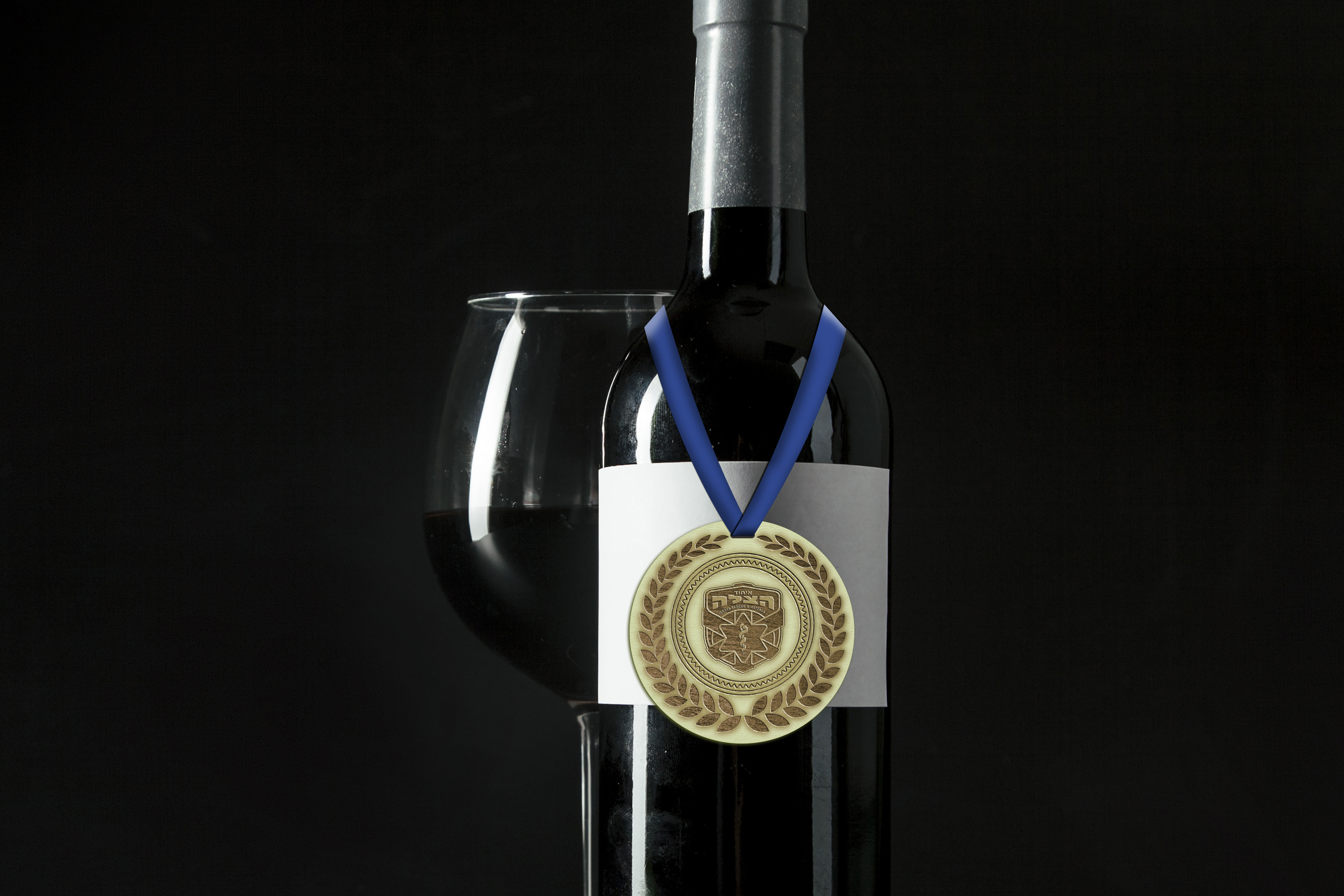 מדלית עץ למיתוג בקבוק יין לתורם