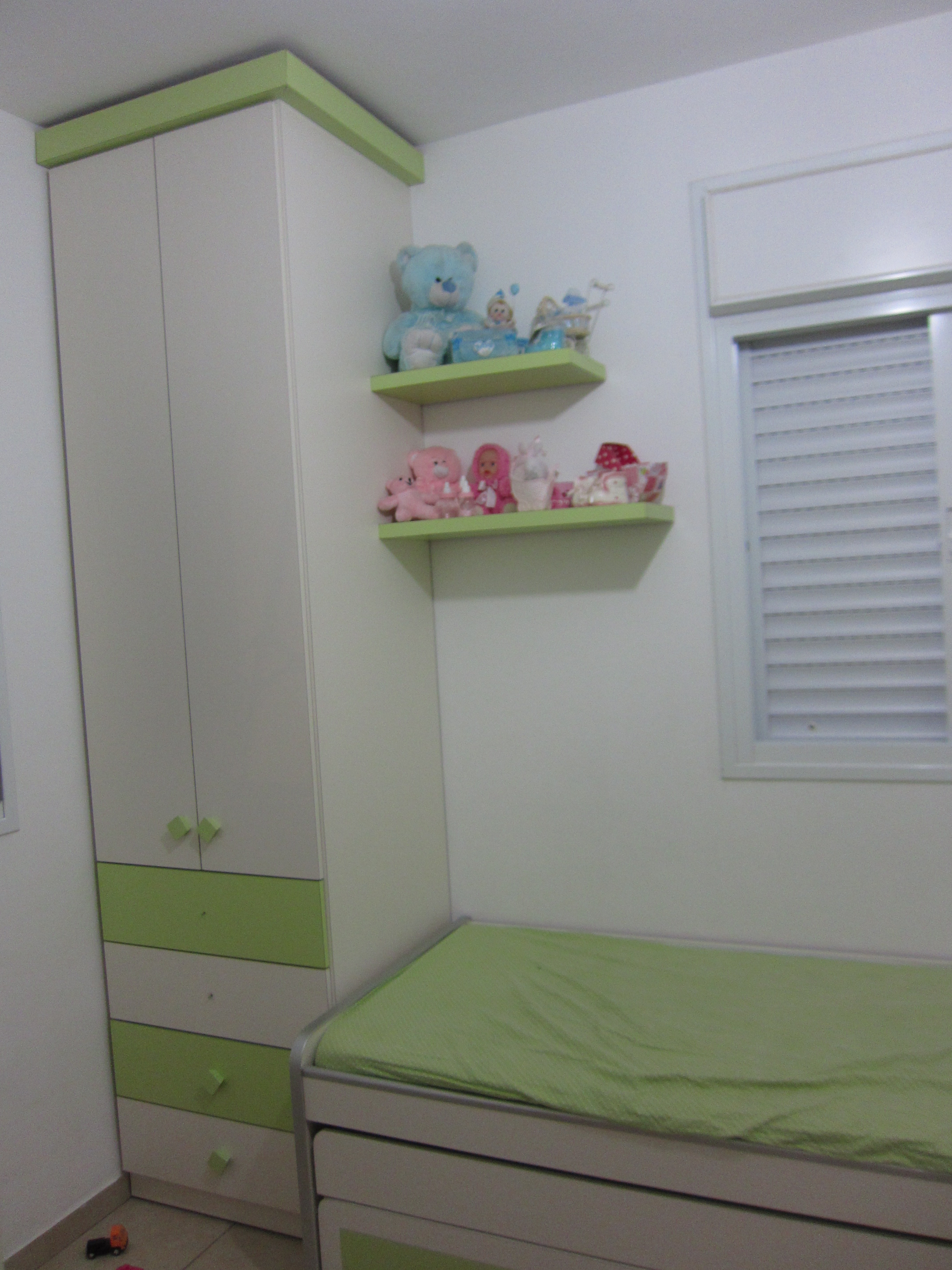 מדפים מתוך הארון