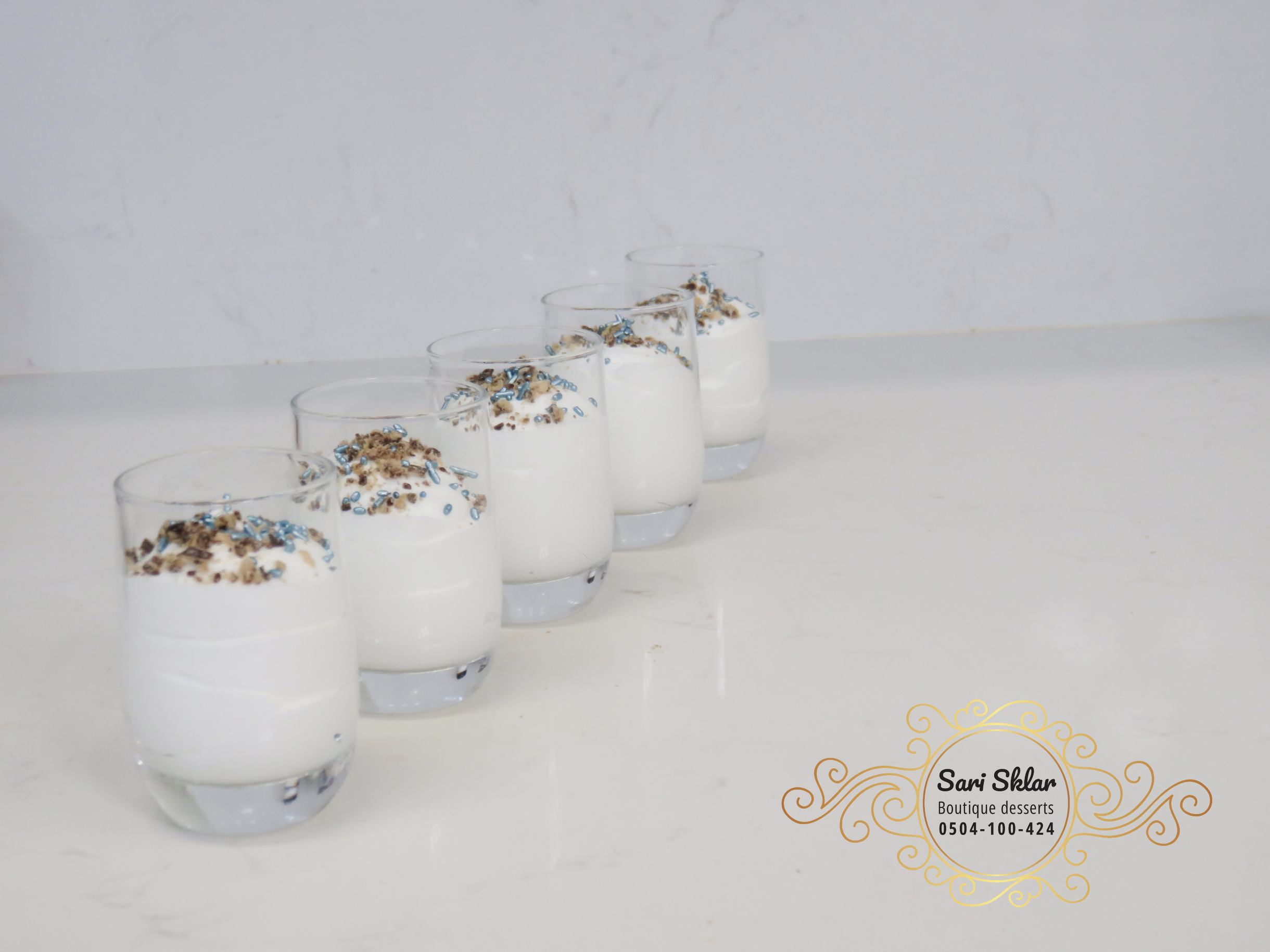 מוס חלמי בטעם סחלב עמוק + פירורי גליליות + סוכריות מטאל