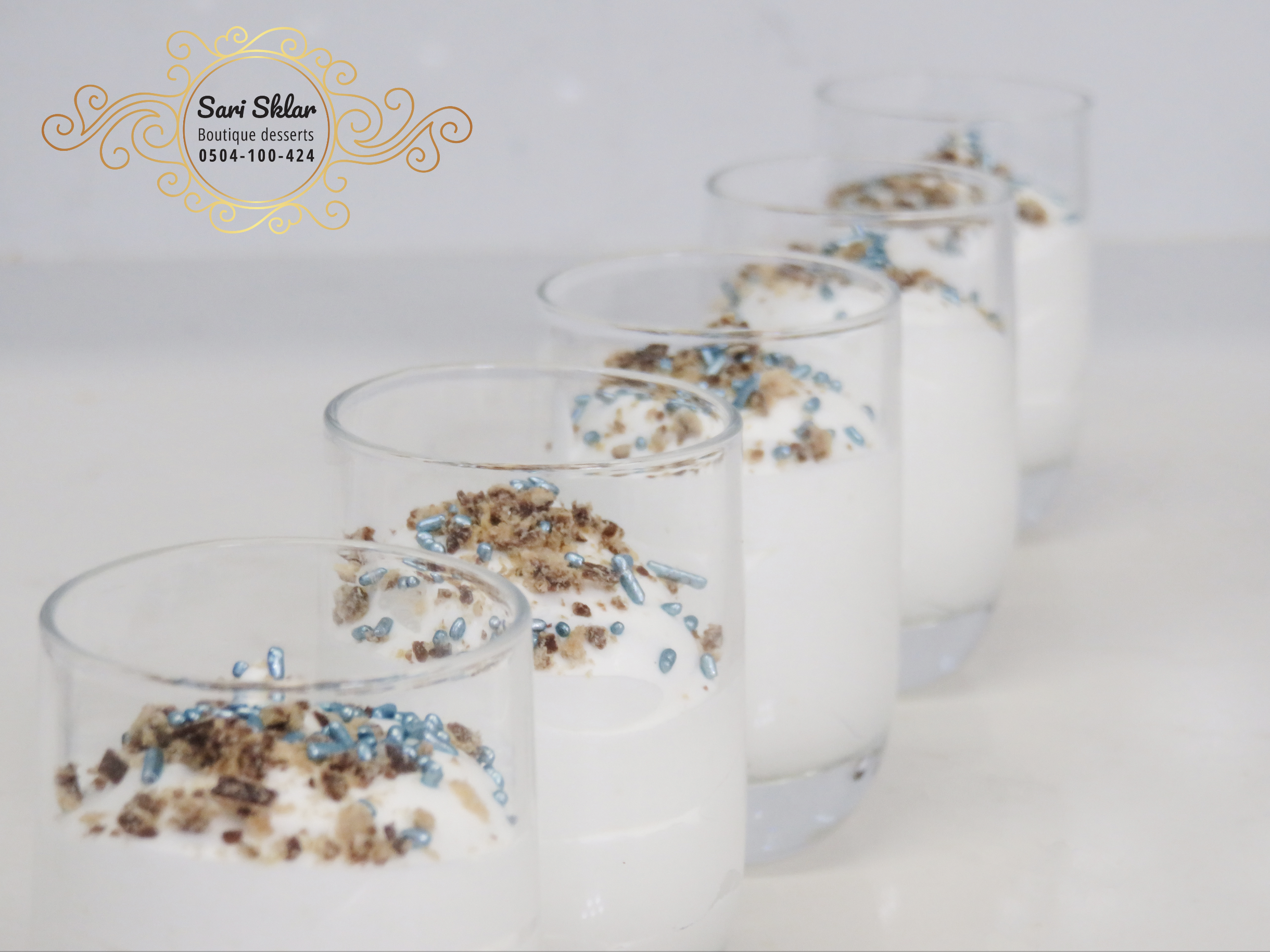 מוס חלמי בטעם סחלב עמוק + פירורי גליליות + סוכריות מטאל