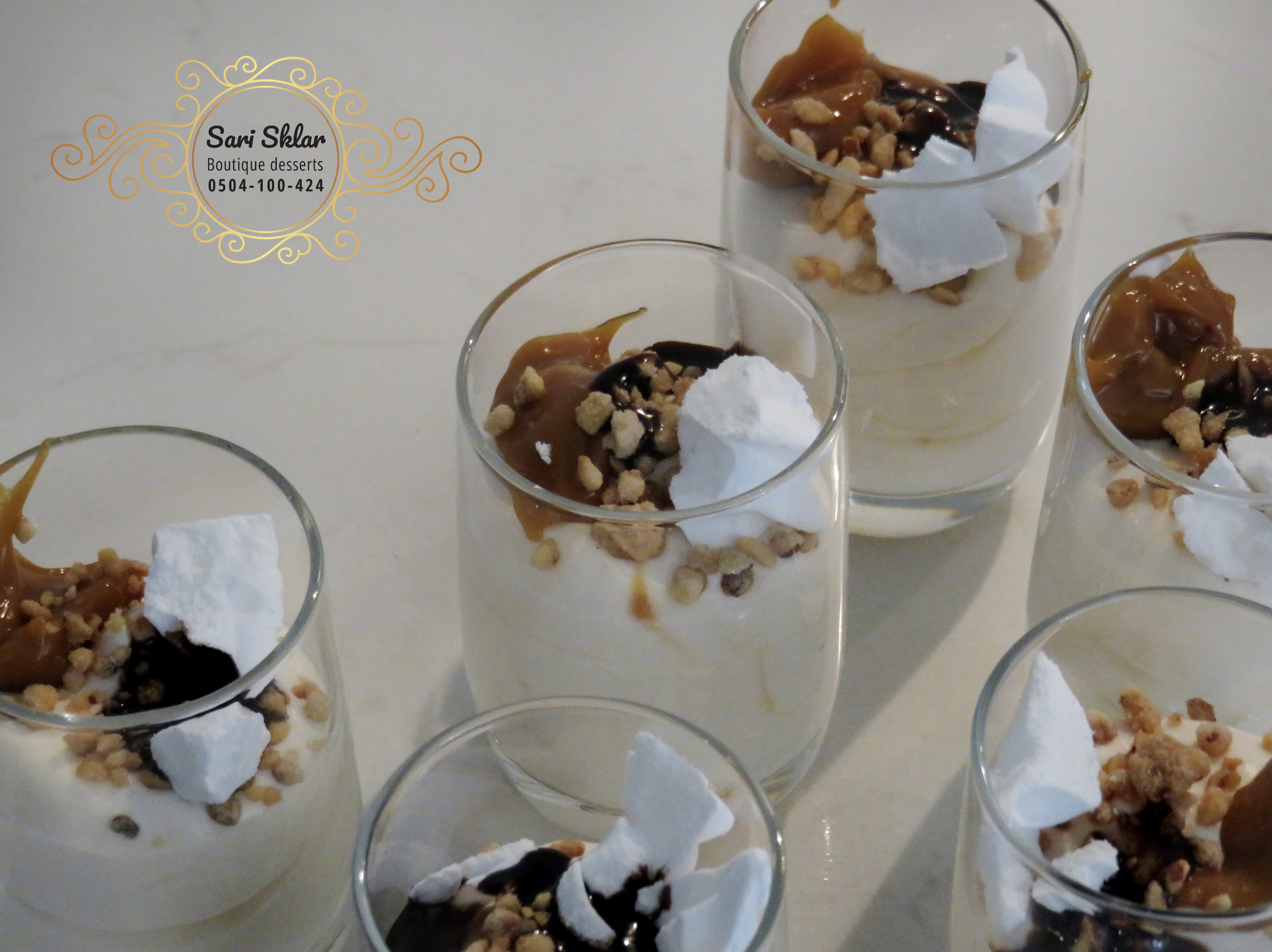 מוס קטיפתי בטעם קרמל + סירופ שוקולד + קרמל + נשיקות מקנג + קונקרט אגוזים