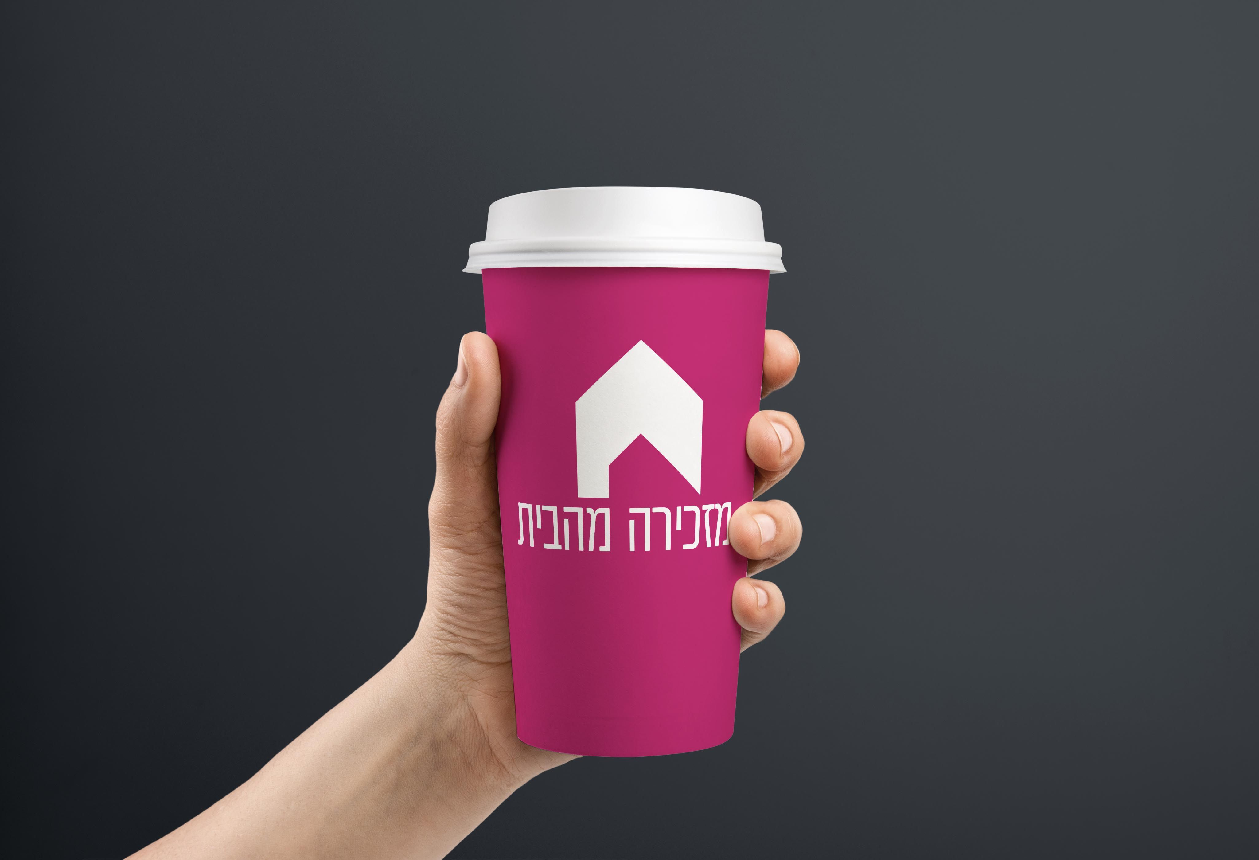 מוקאפ יד מחזיקה כוס קרטון גדולה.jpg