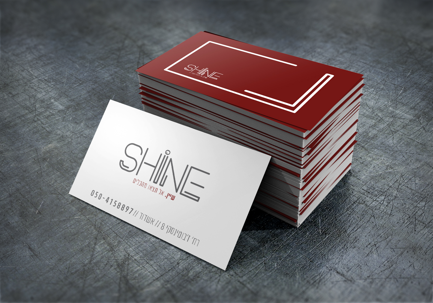 מוקאפ כרטיס ביקור ליד כלי חרסינה.jpg