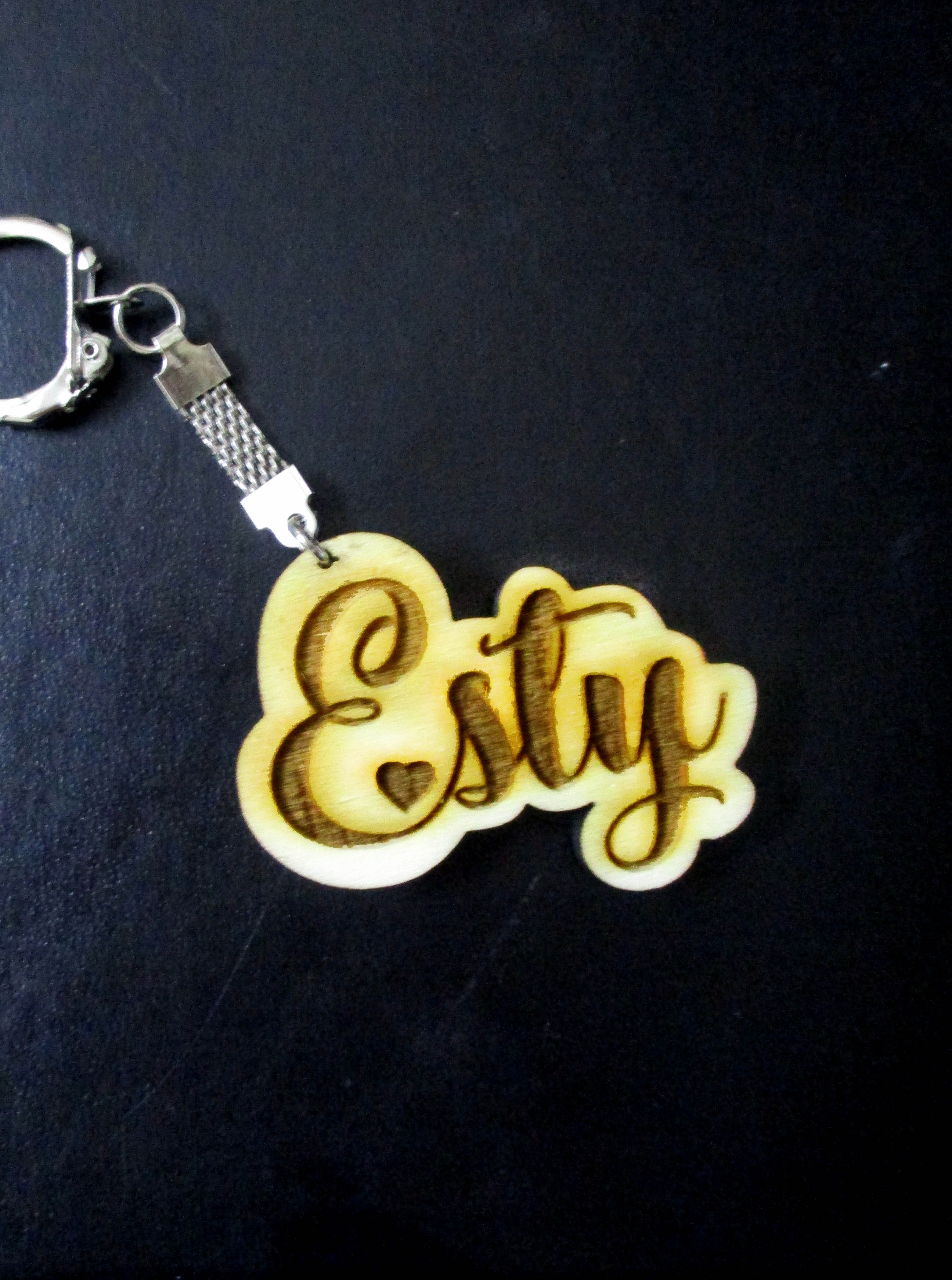 מחזיק מפתחות שם עיצוב וצריבה בלייזר על עץ