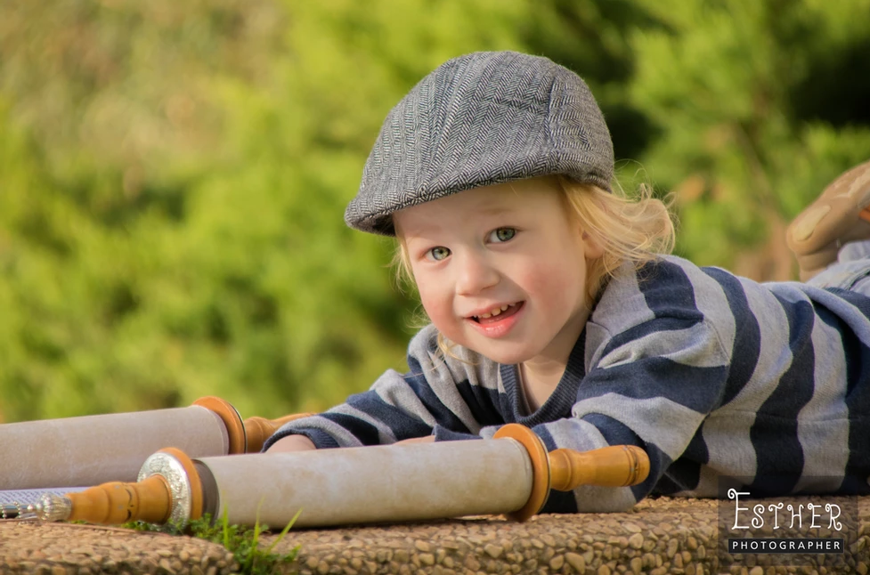 מחייך קורא בספר.PNG