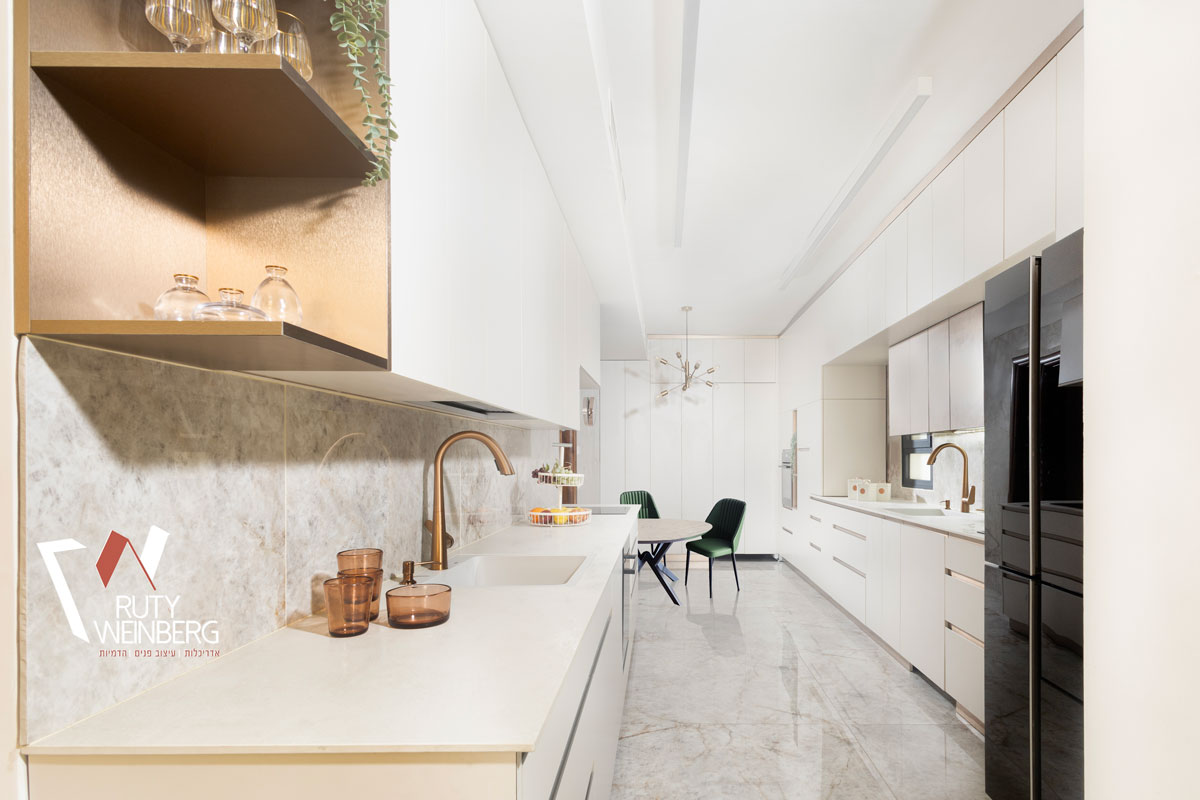 מטבח אלגנטי בהיר בנגיעות ברונזה