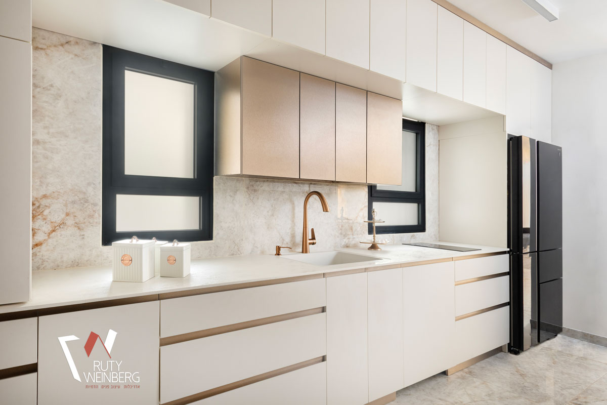 מטבח אלגנטי בהיר בנגיעות ברונזה