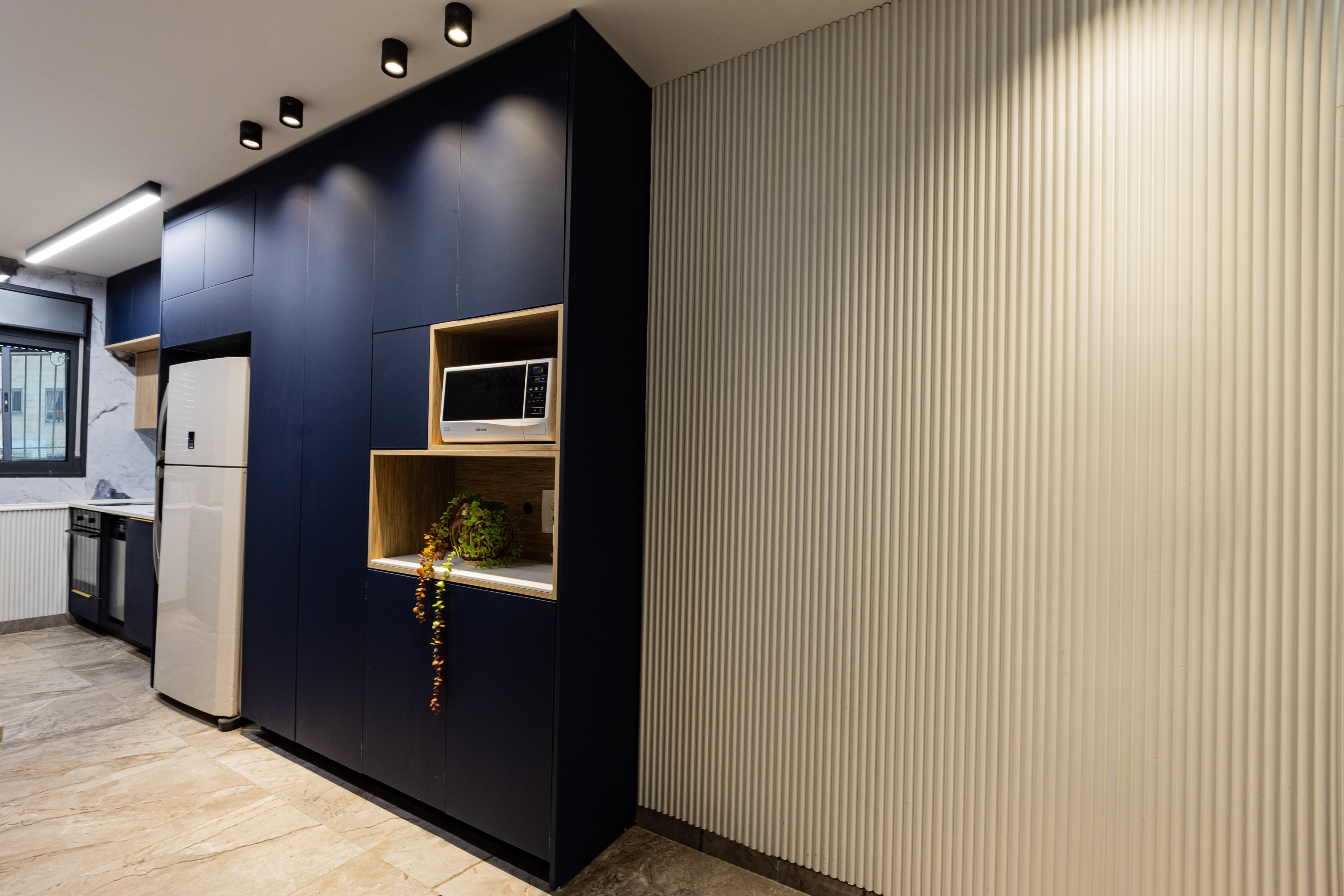 מטבח גבוהים וחיפוי גלי.jpg