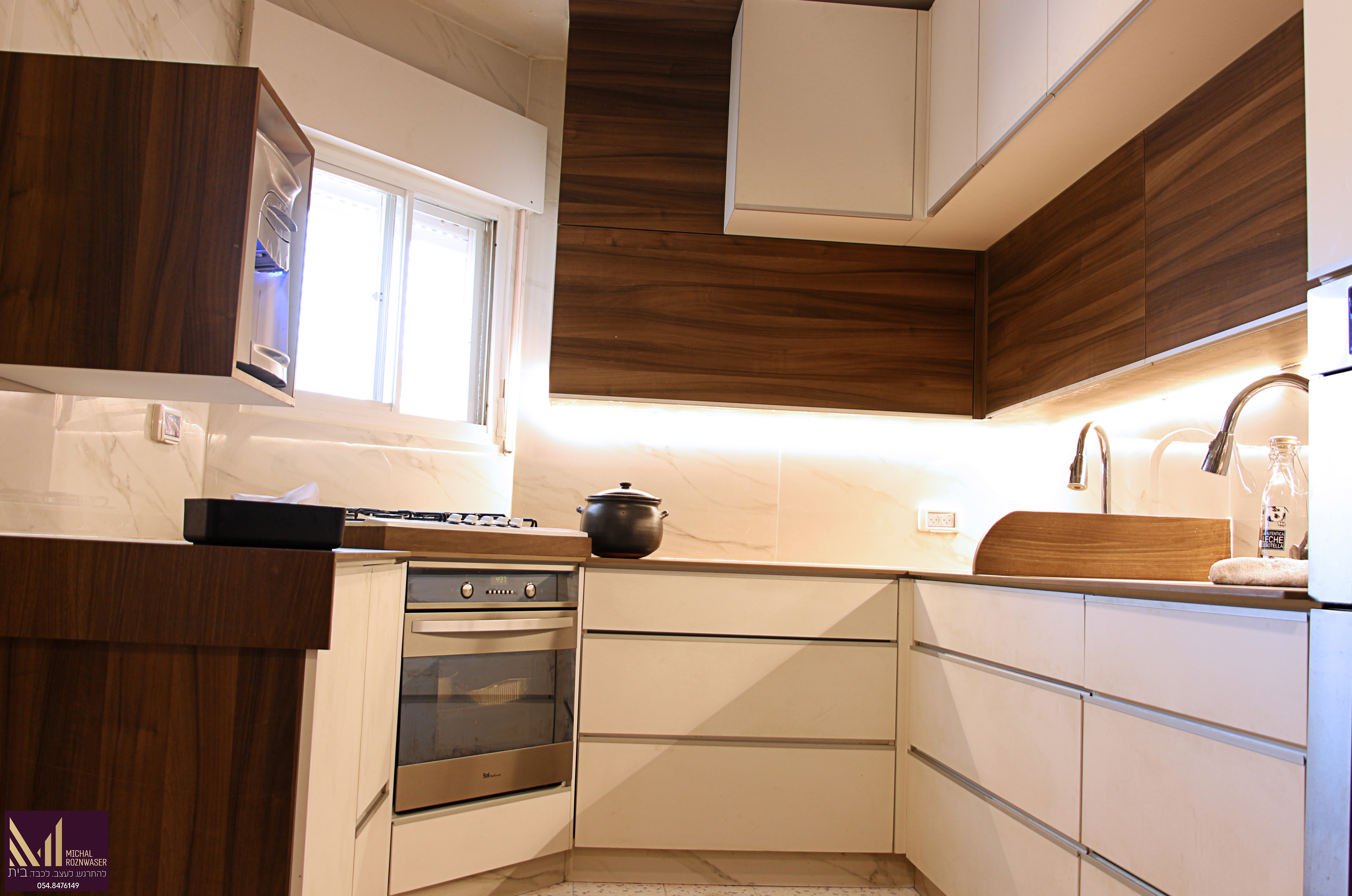 מטבח קטן שמכיל הרבה