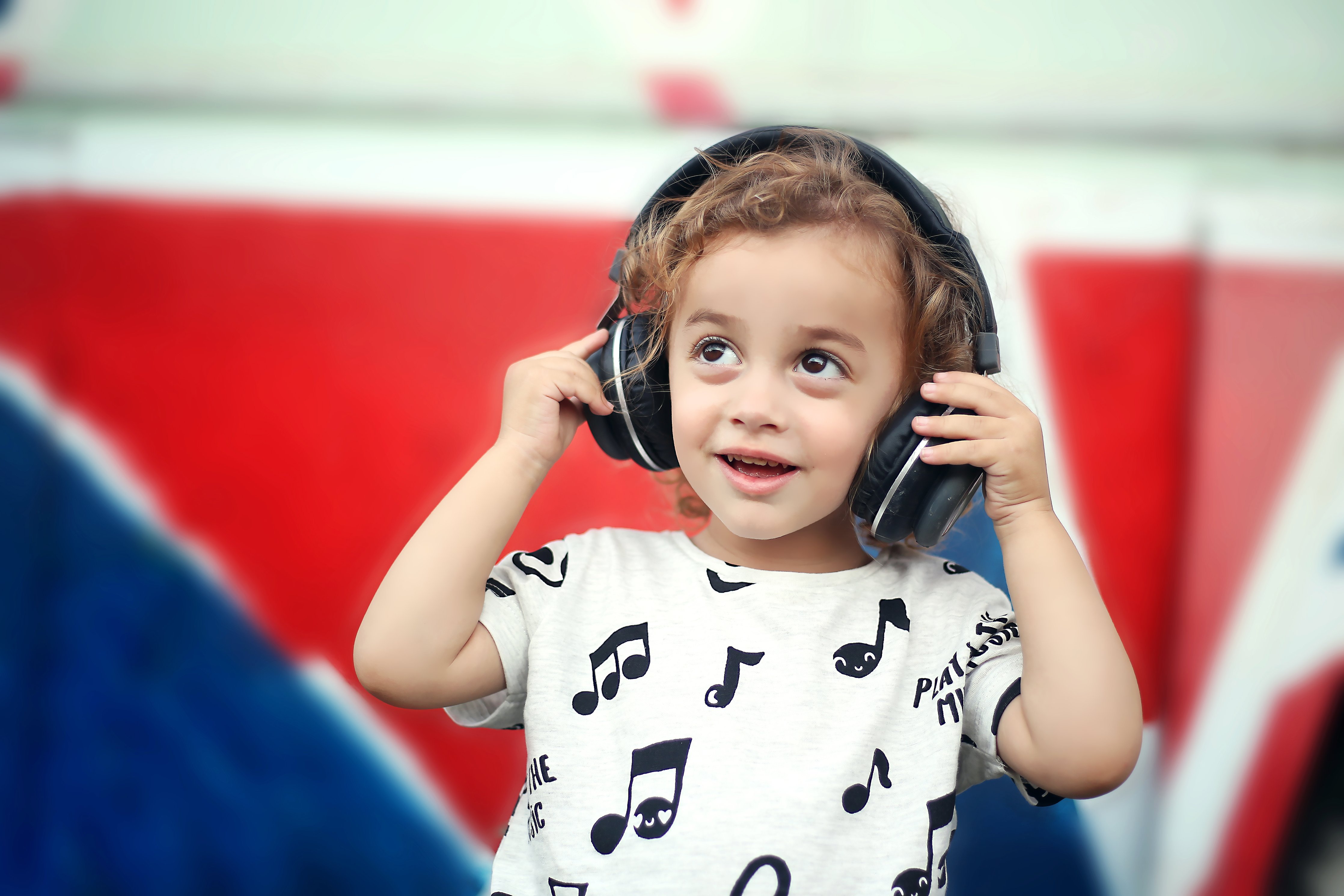 מנחם עם אוזניות copy 2.jpg