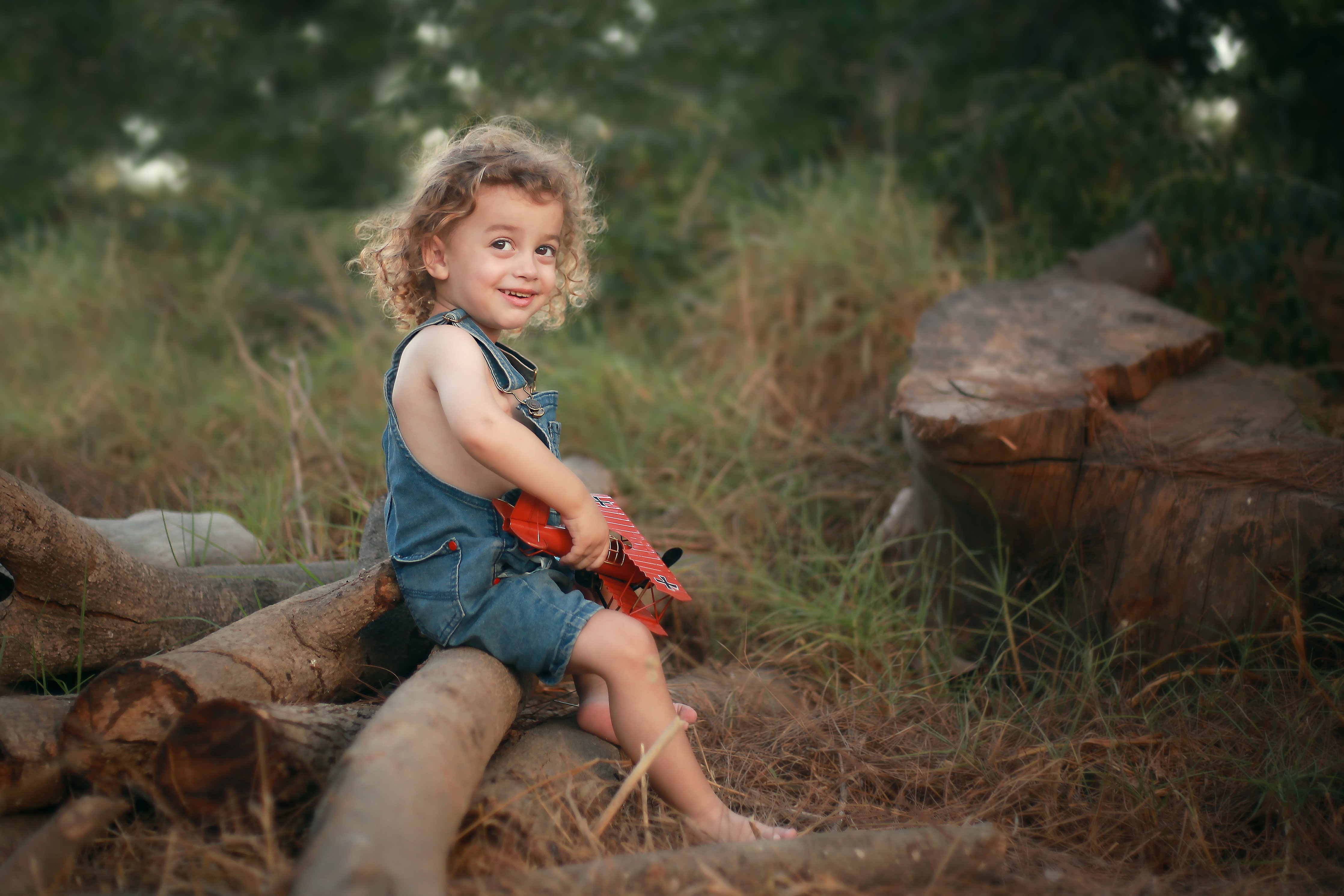 מנחם עם מטוס יושב copy 2.jpg