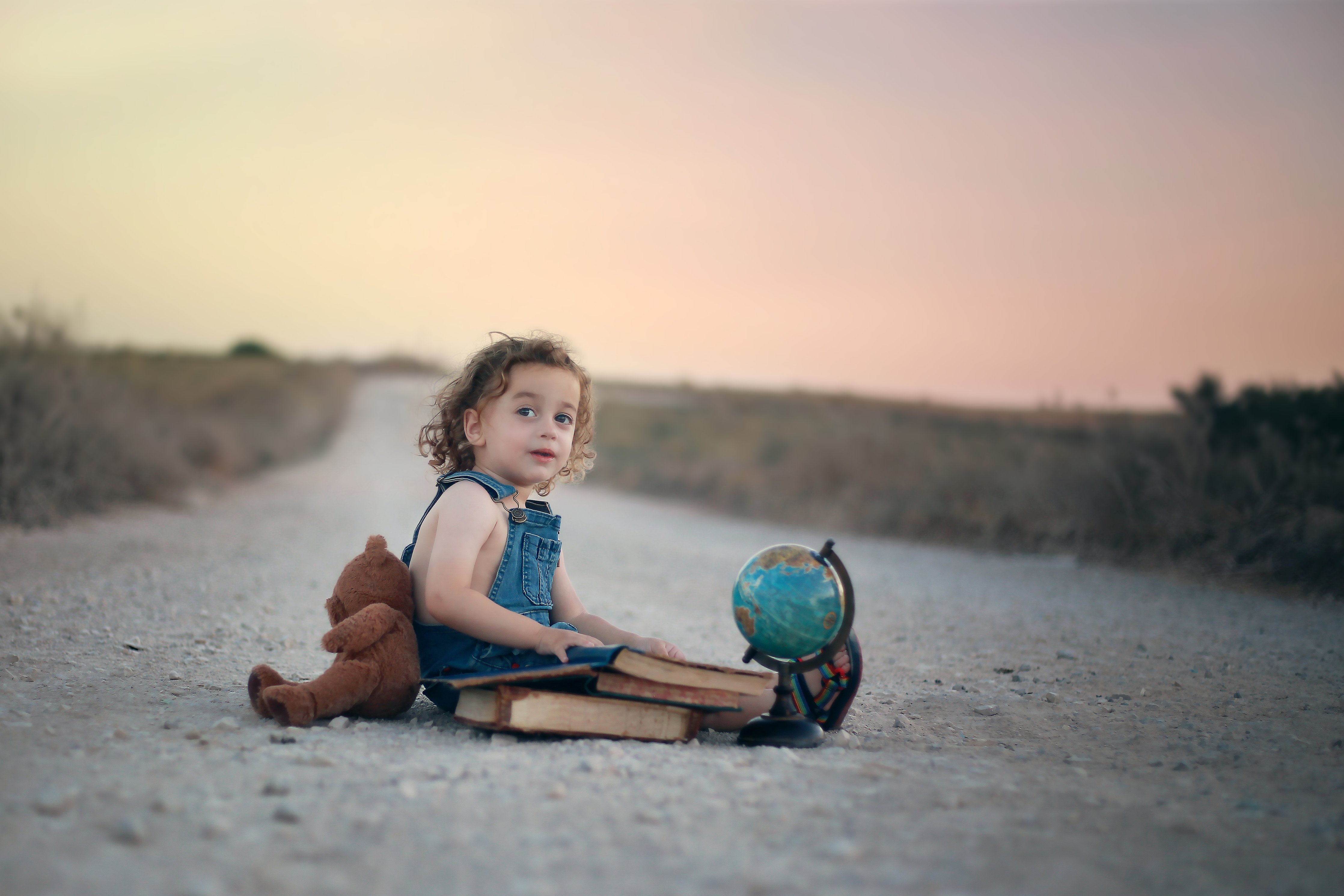 מנחם עם ספרים copy 2.jpg