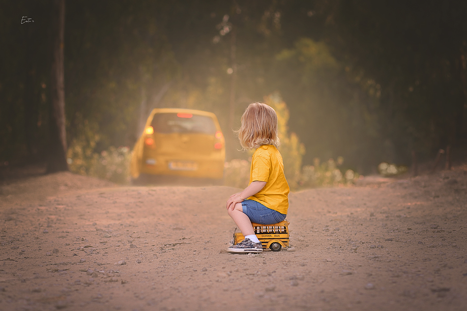 מסתכל רכב צהוב מ.jpg