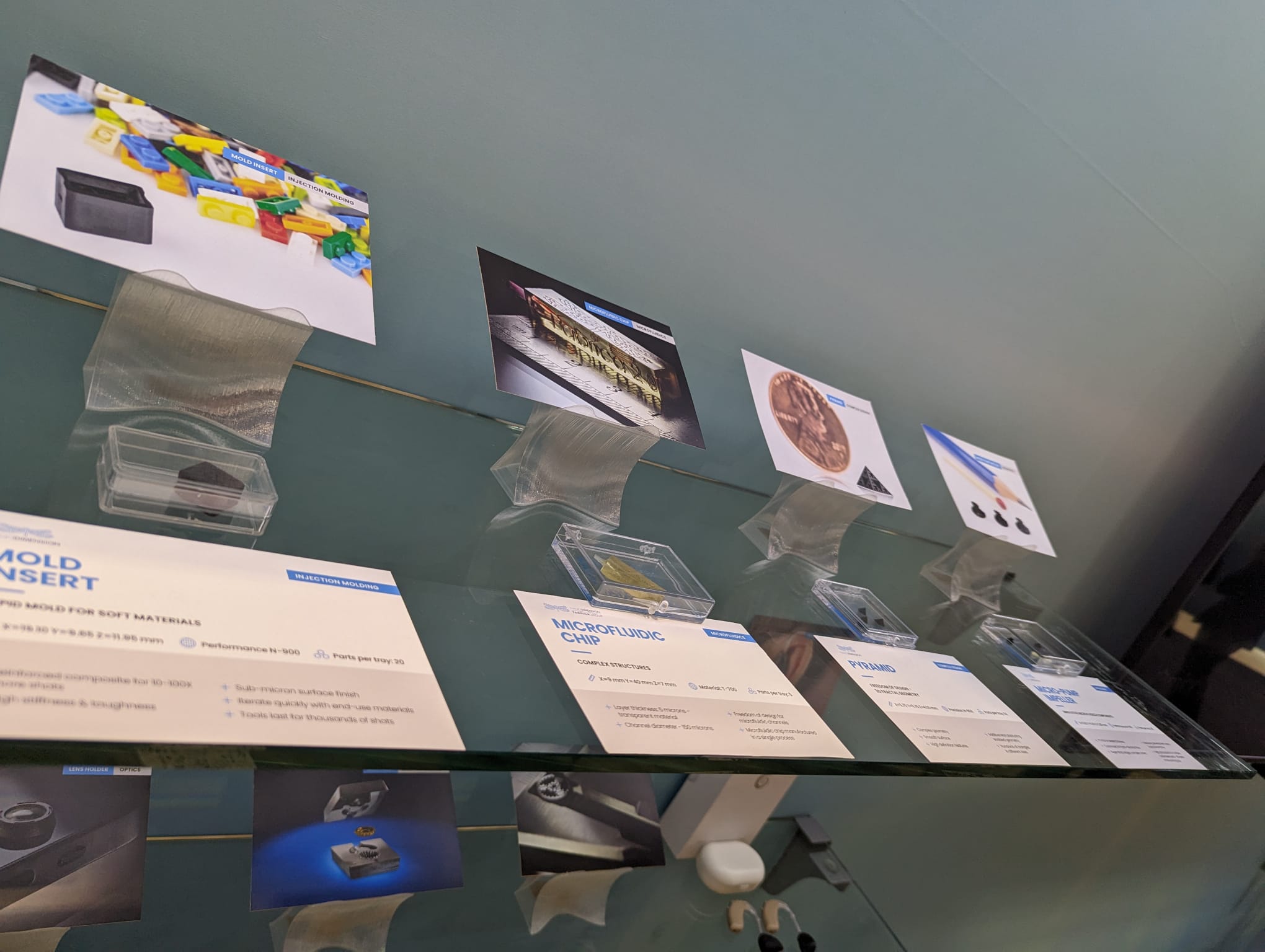 מעמד דקורטיבי לקופסה (מוצג בתצוגה)