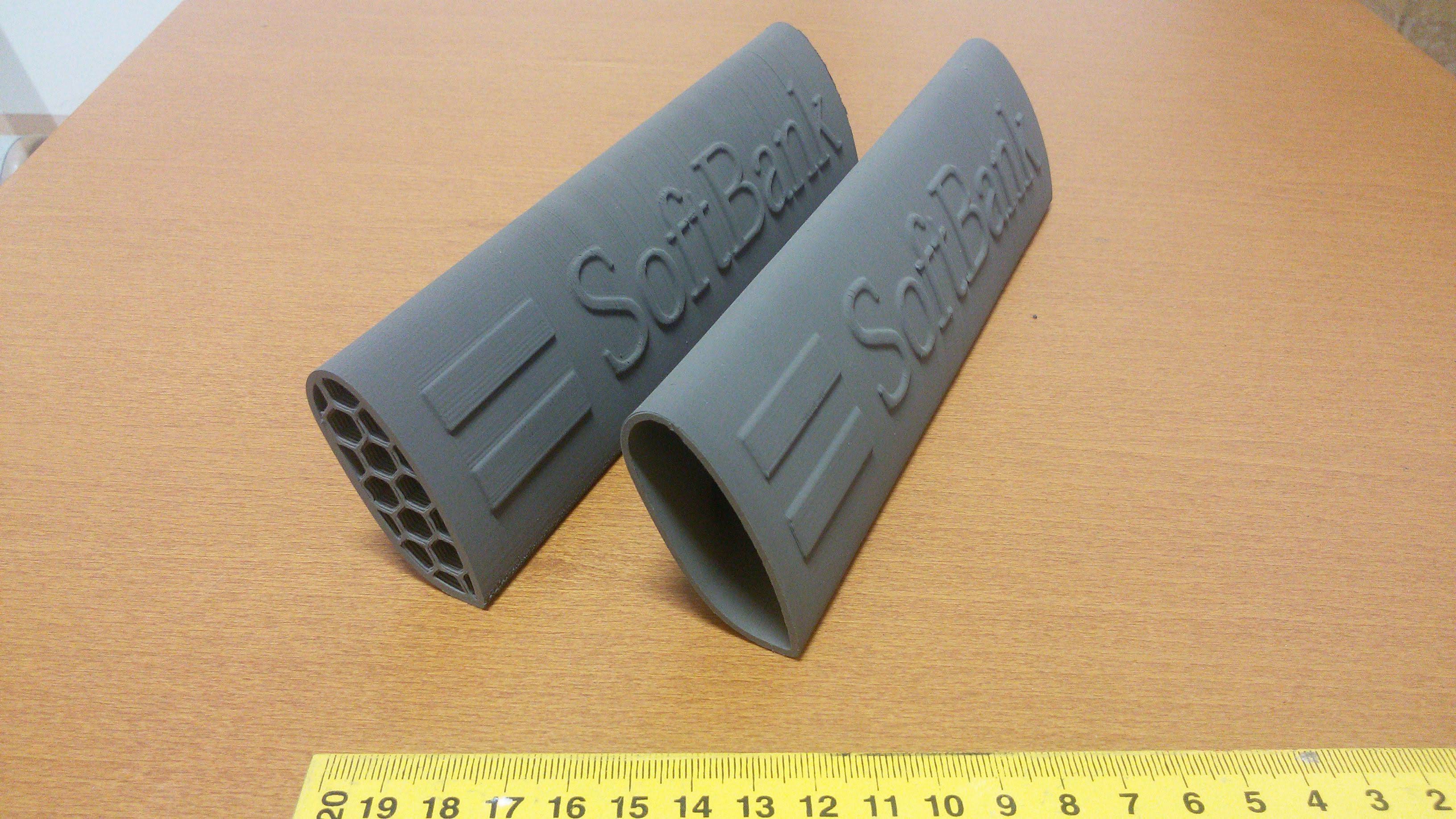 מעמד לשולחן עם לוגו של SoftBank