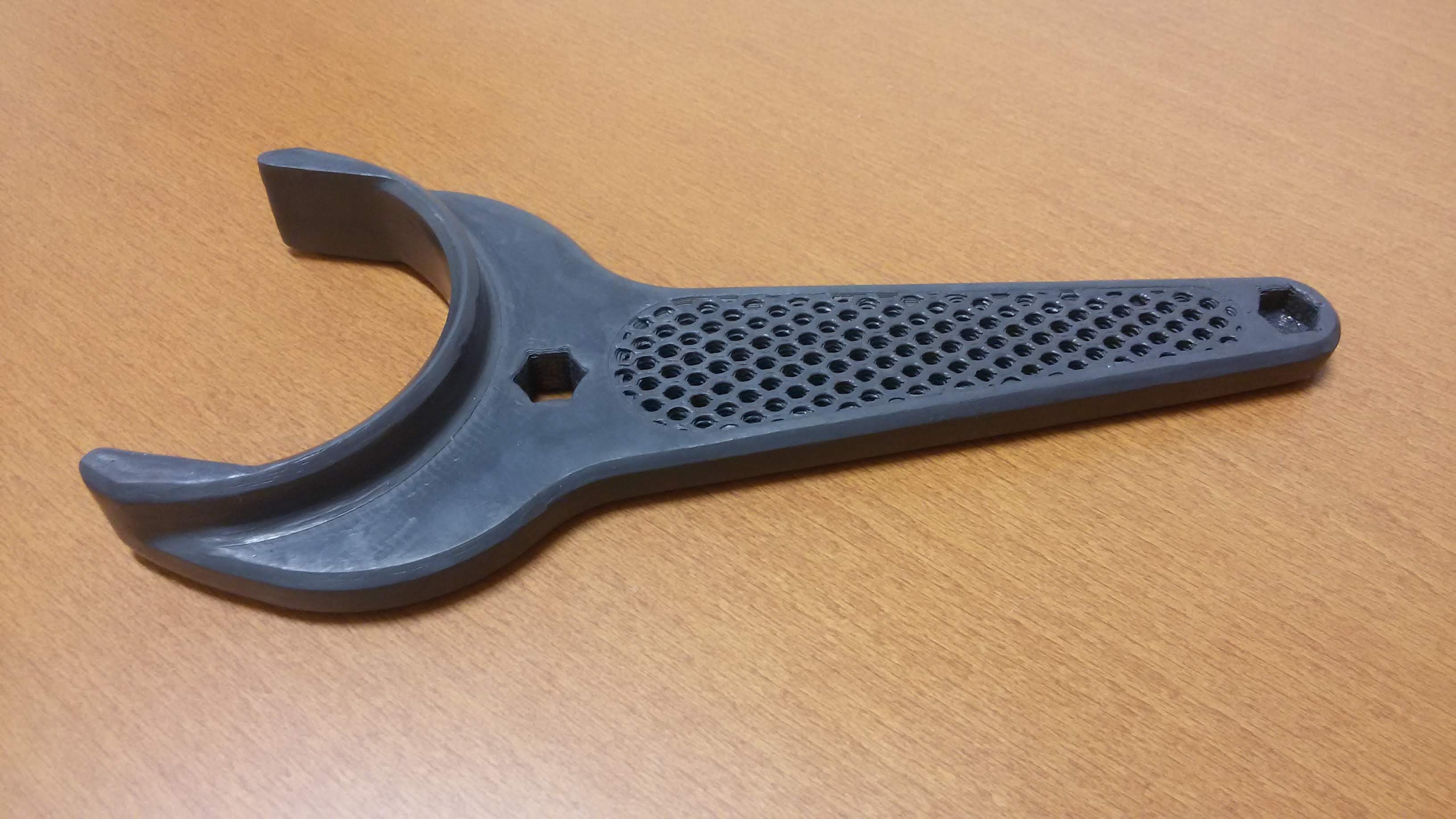 מפתח אומים גדול עם רשת להפחתת משקל