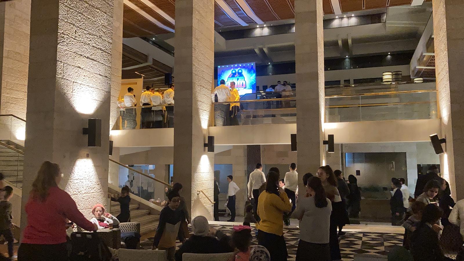 משחק טריוויה של מלחמת מוחות עם חולי הקורונה במלונית דן הייאט