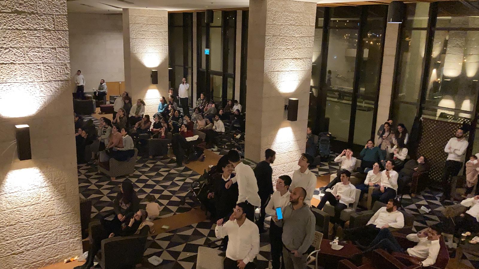 משחק טריוויה של מלחמת מוחות עם חולי הקורונה במלונית דן הייאט