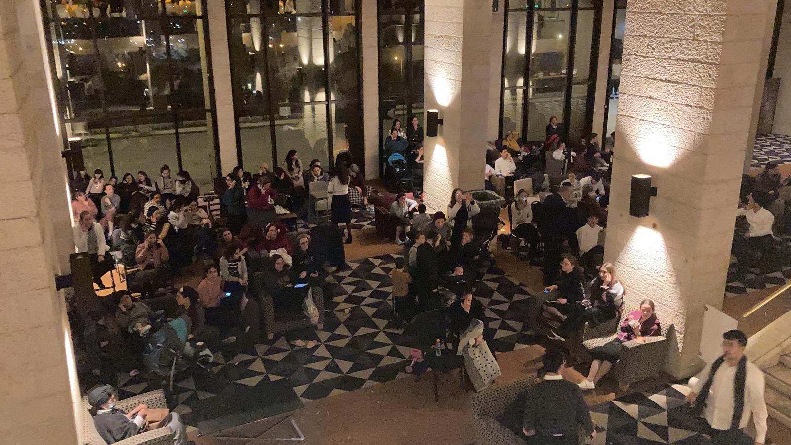 משחק טריוויה של מלחמת מוחות עם חולי הקורונה במלונית דן הייאט