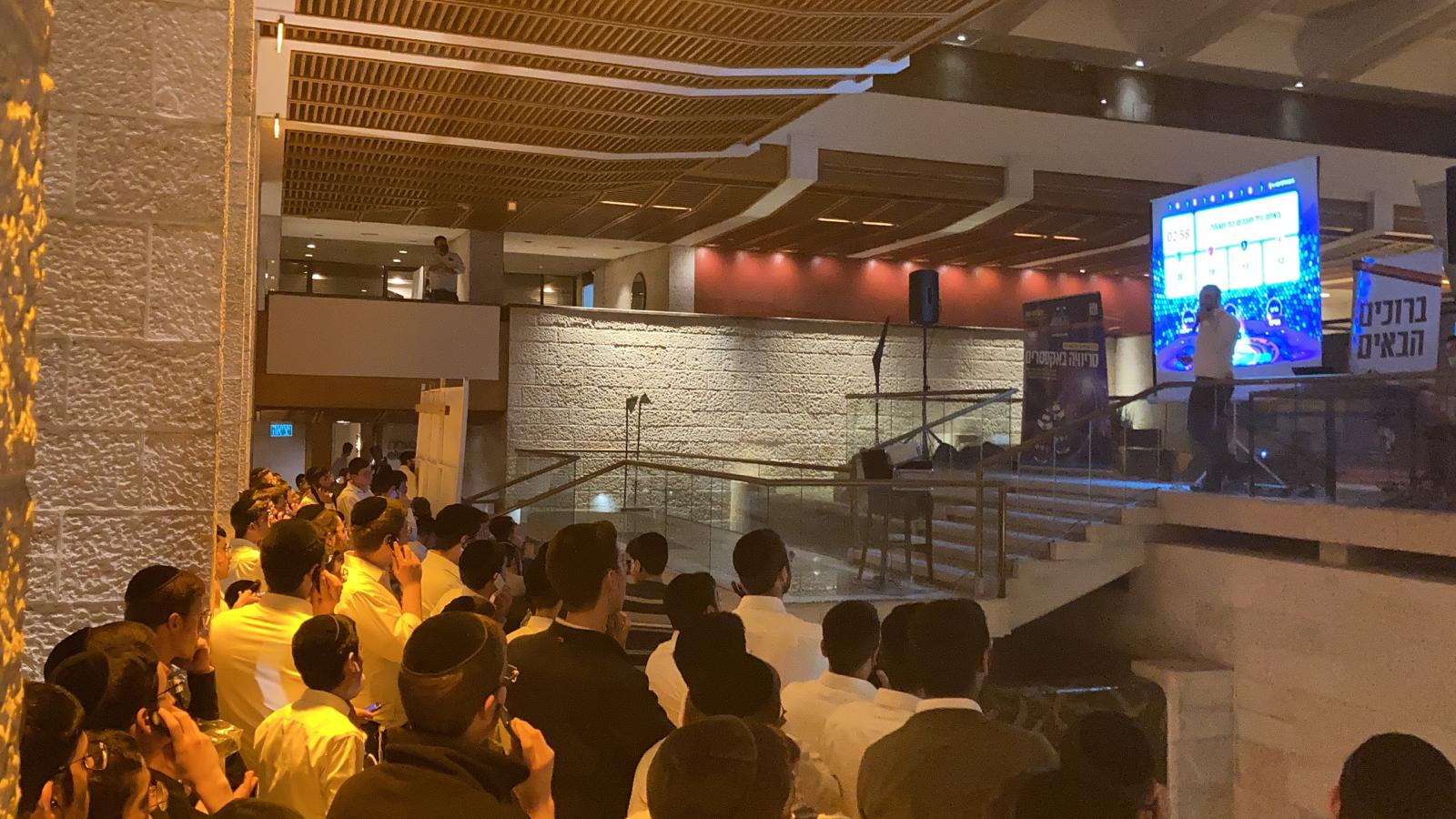 משחק טריוויה של מלחמת מוחות עם חולי הקורונה במלונית דן הייאט