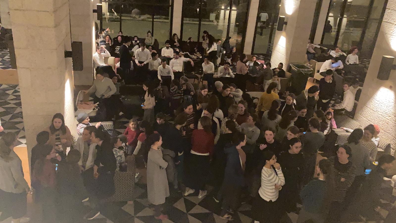 משחק טריוויה של מלחמת מוחות עם חולי הקורונה במלונית דן הייאט