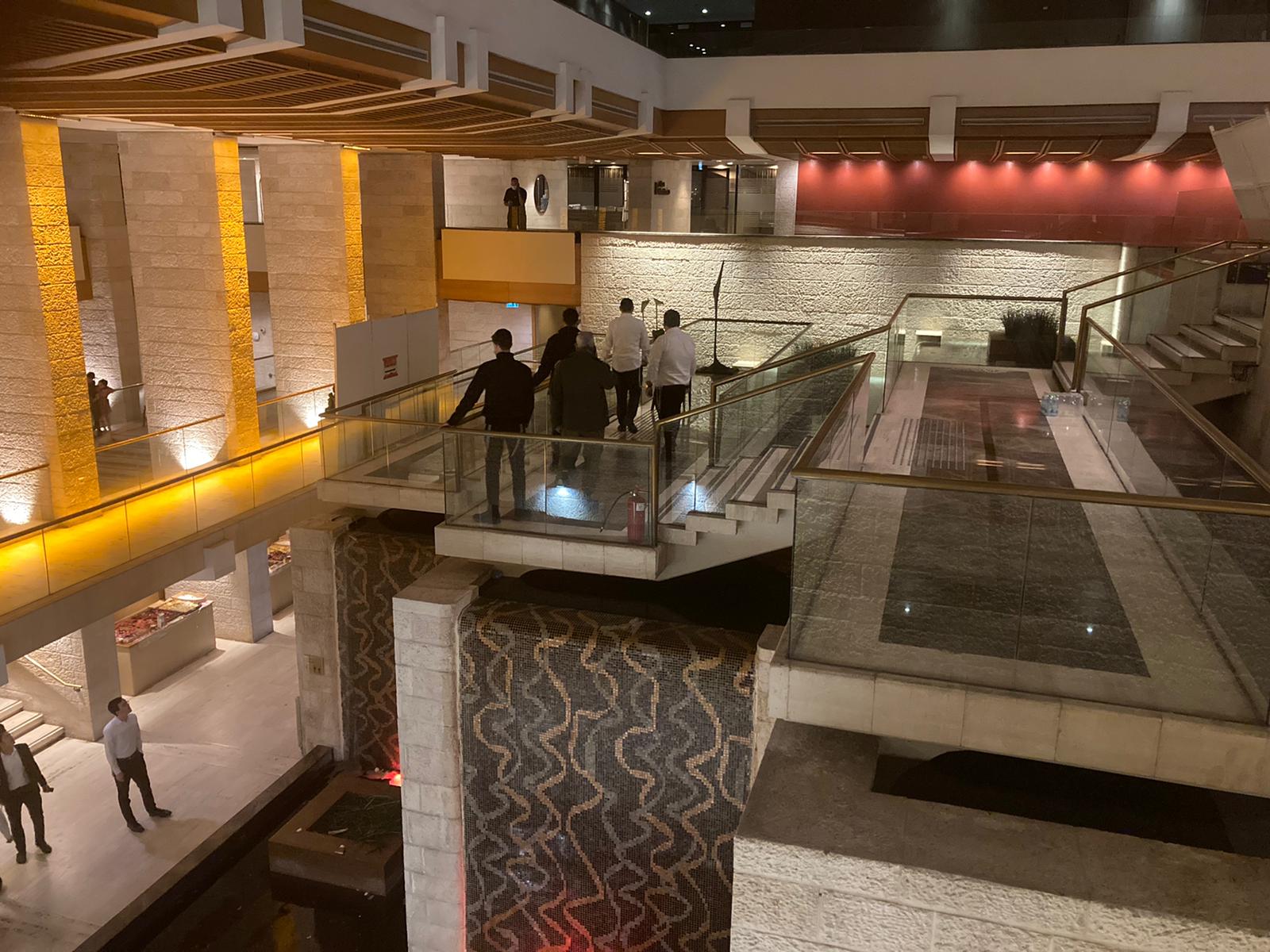 משחק טריוויה של מלחמת מוחות עם חולי הקורונה במלונית דן הייאט