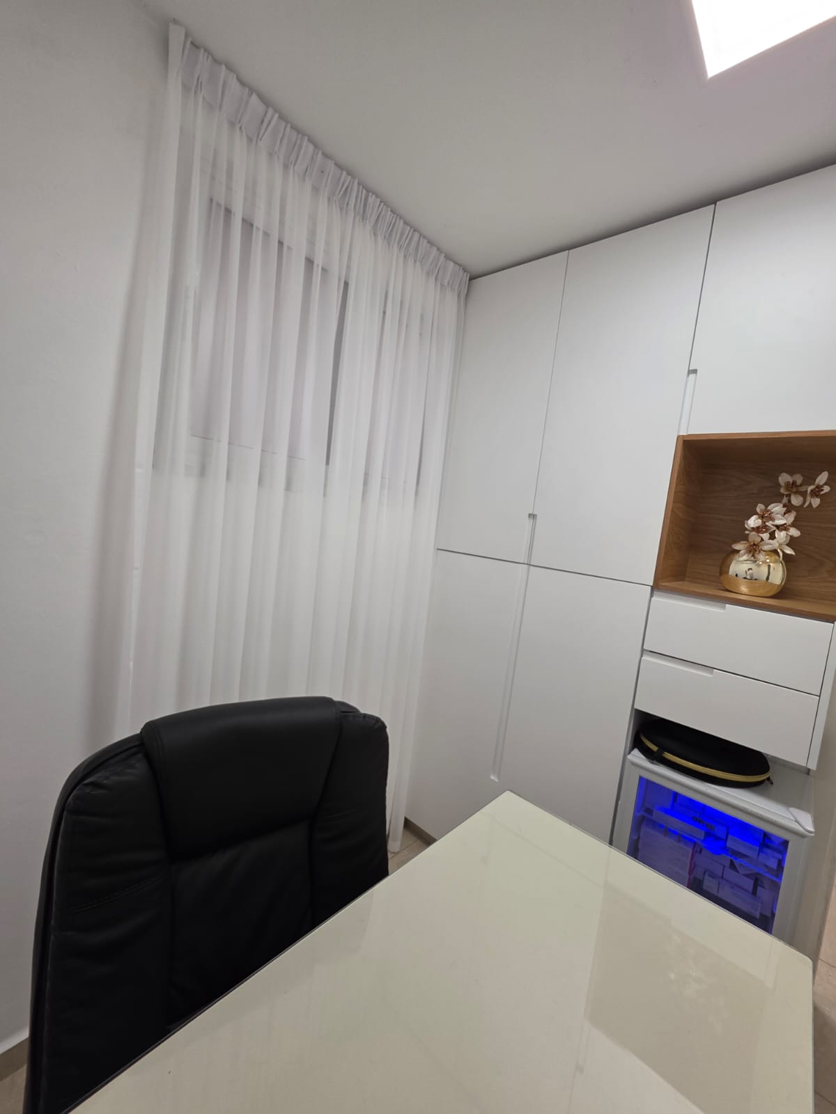 משרד אחרי.jpg