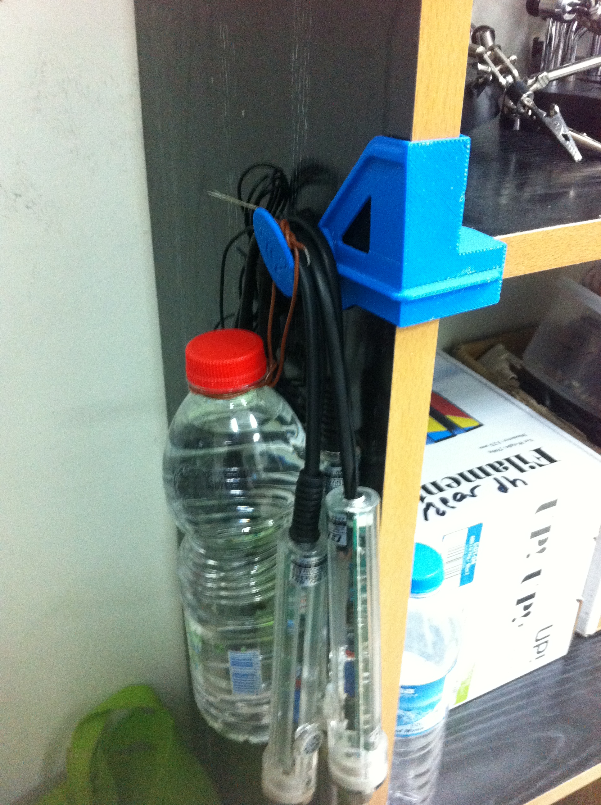 מתלה למדפים