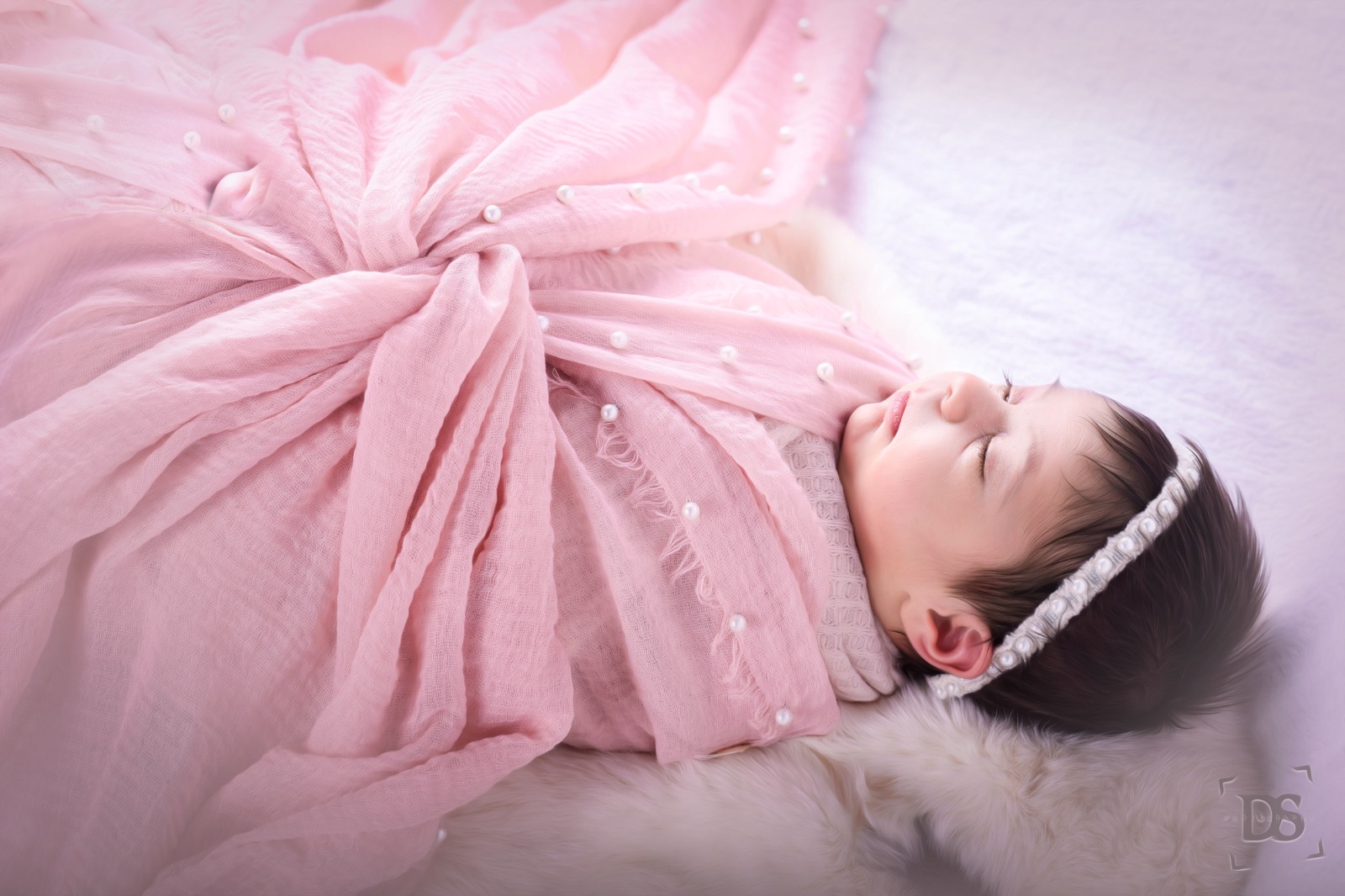 ניו בורן וורוד ישנה דבורה דומשלק צלמת