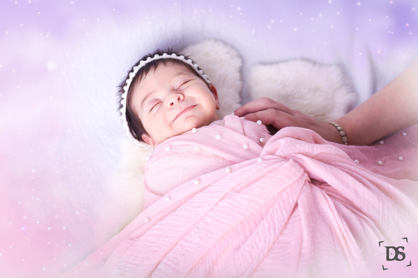 ניו בורן וורוד מחייכת דבורה דומשלק צלמת