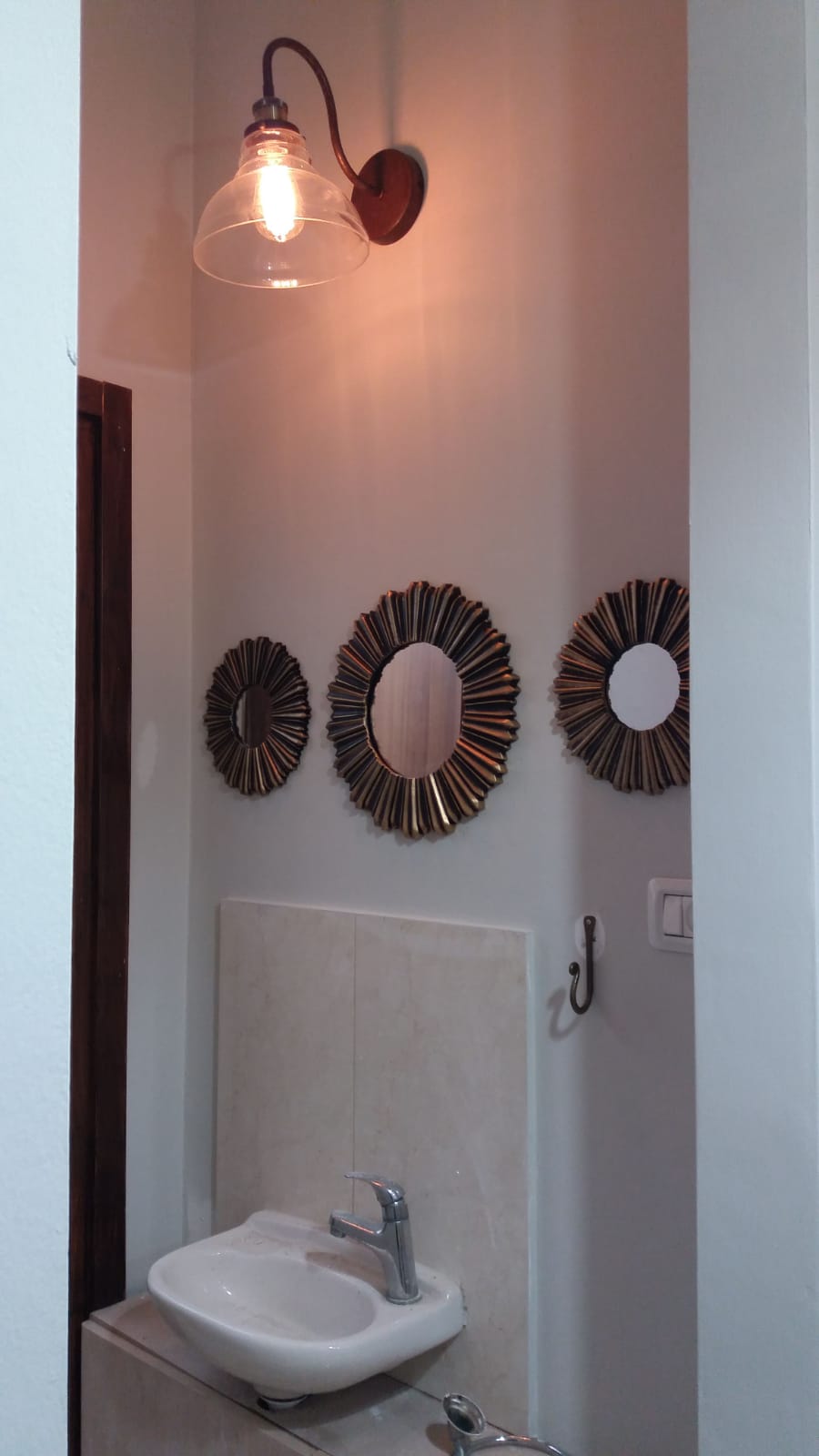 נקודות חן פוזרו ברחבי הדירה