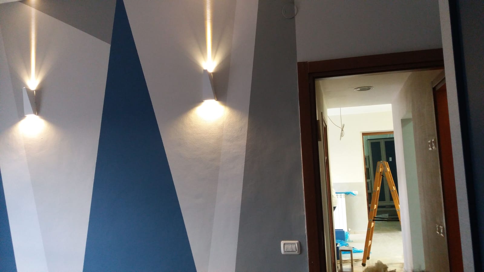 נקודות חן פוזרו ברחבי הדירה