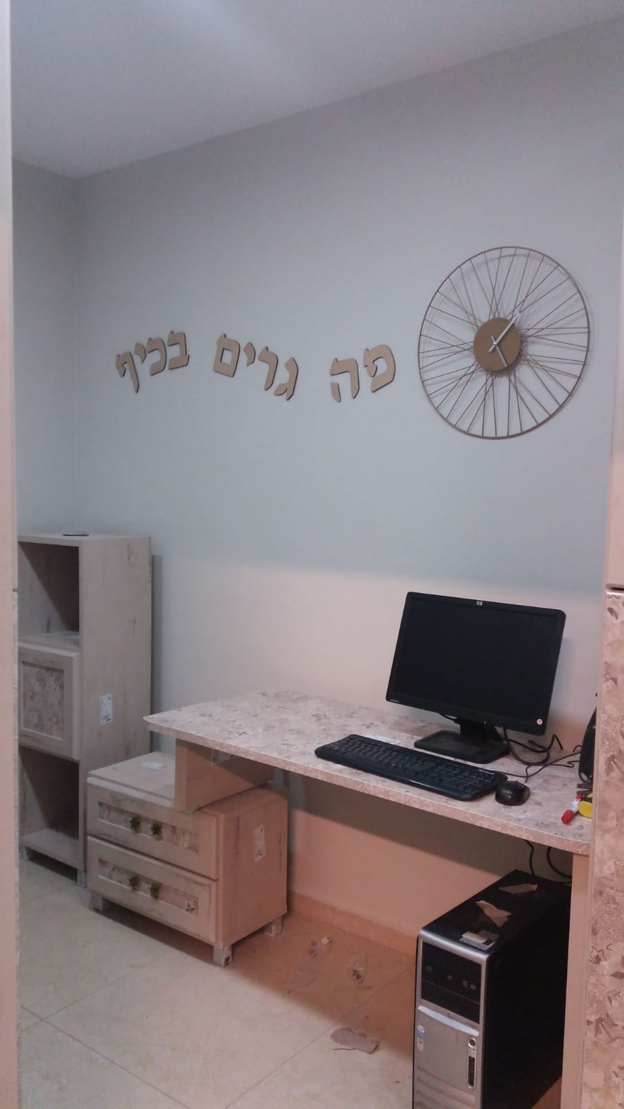 נקודות חן פוזרו ברחבי הדירה