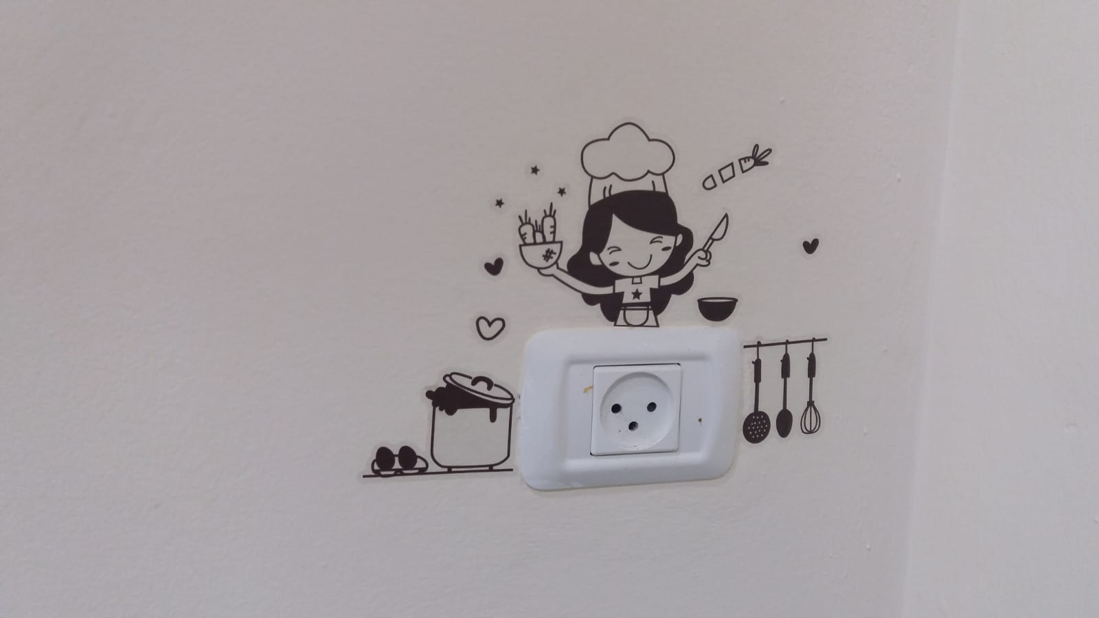 נקודות חן פוזרו ברחבי הדירה