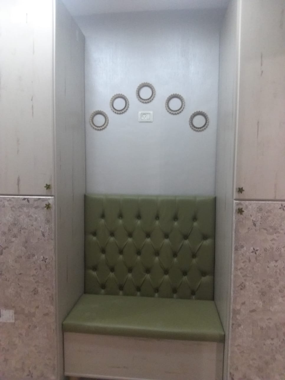 נקודות חן פוזרו ברחבי הדירה