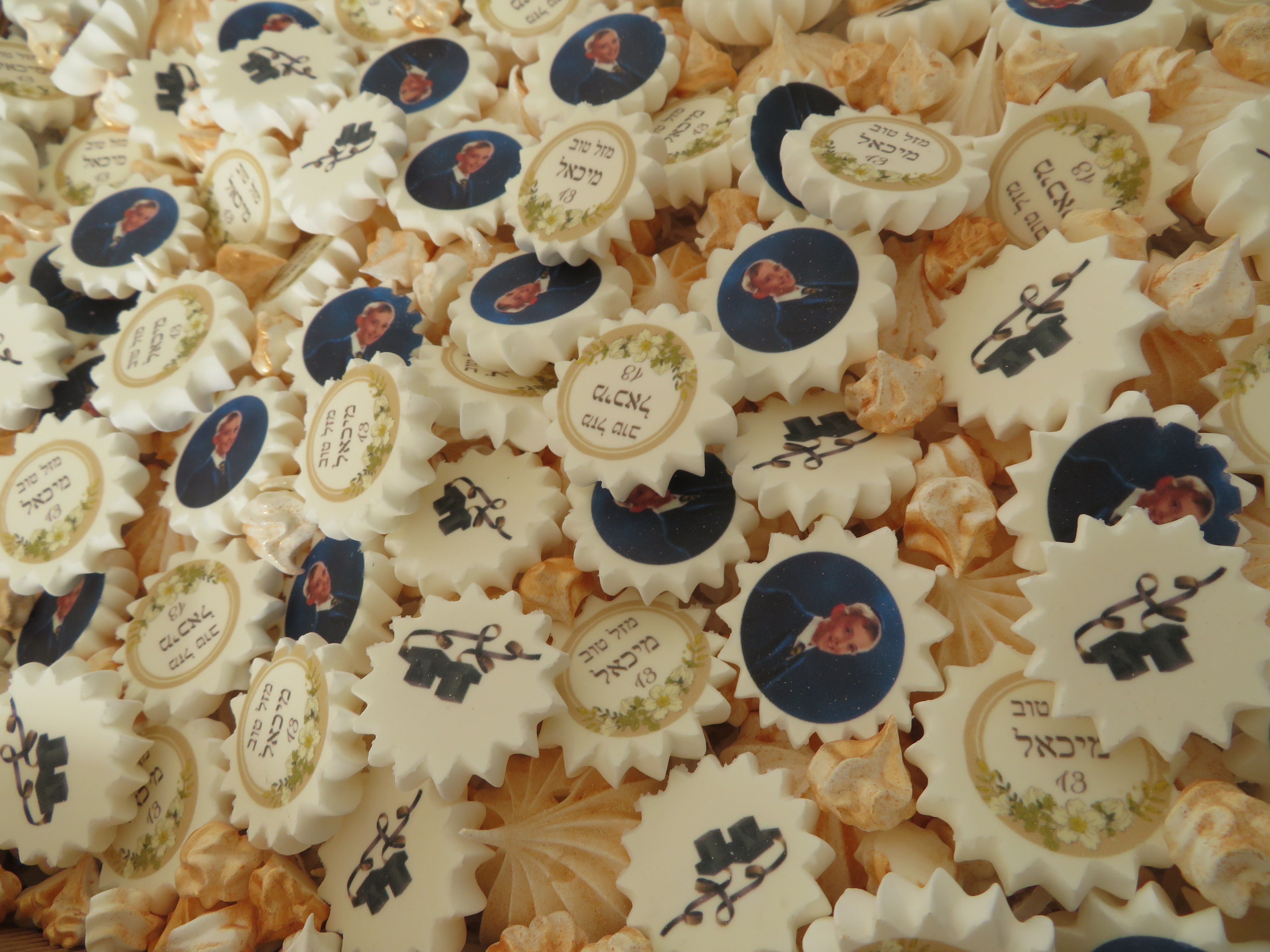 נשיקות ממותגות בר מצווה.JPG