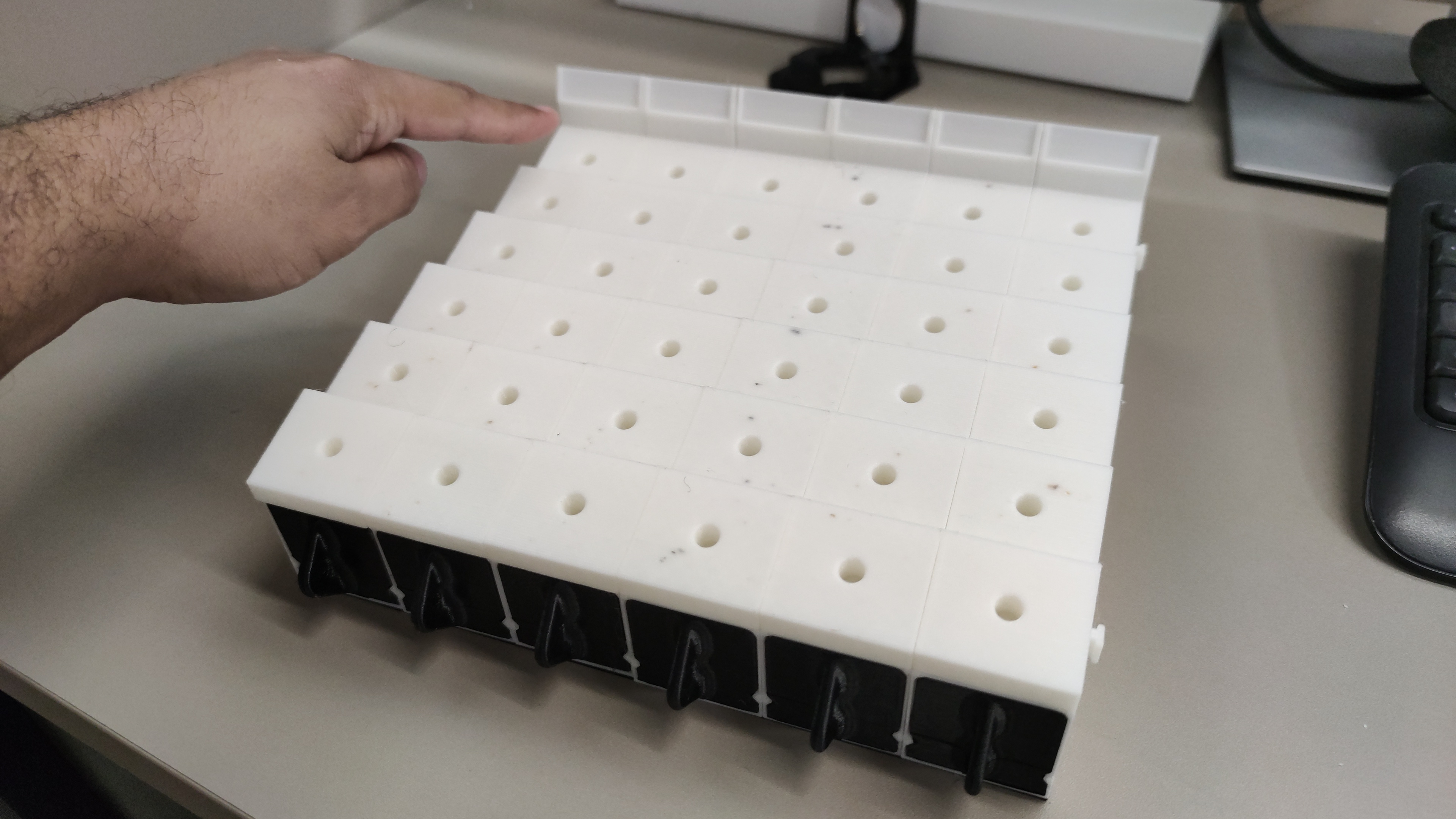 סט מודולרי של מגירות ומקום להצגת במות