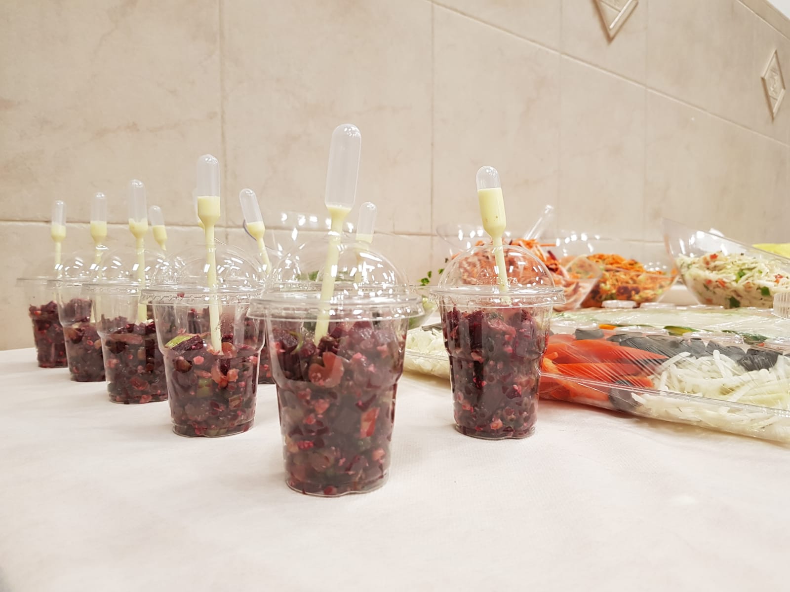 סלטים בכוסות