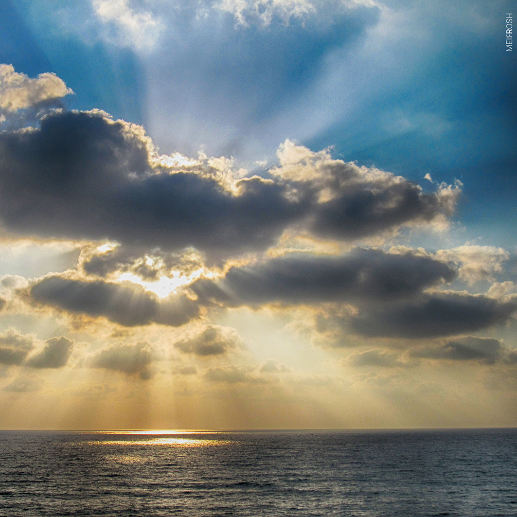סמוך לשקיעה בחוף נתניה
