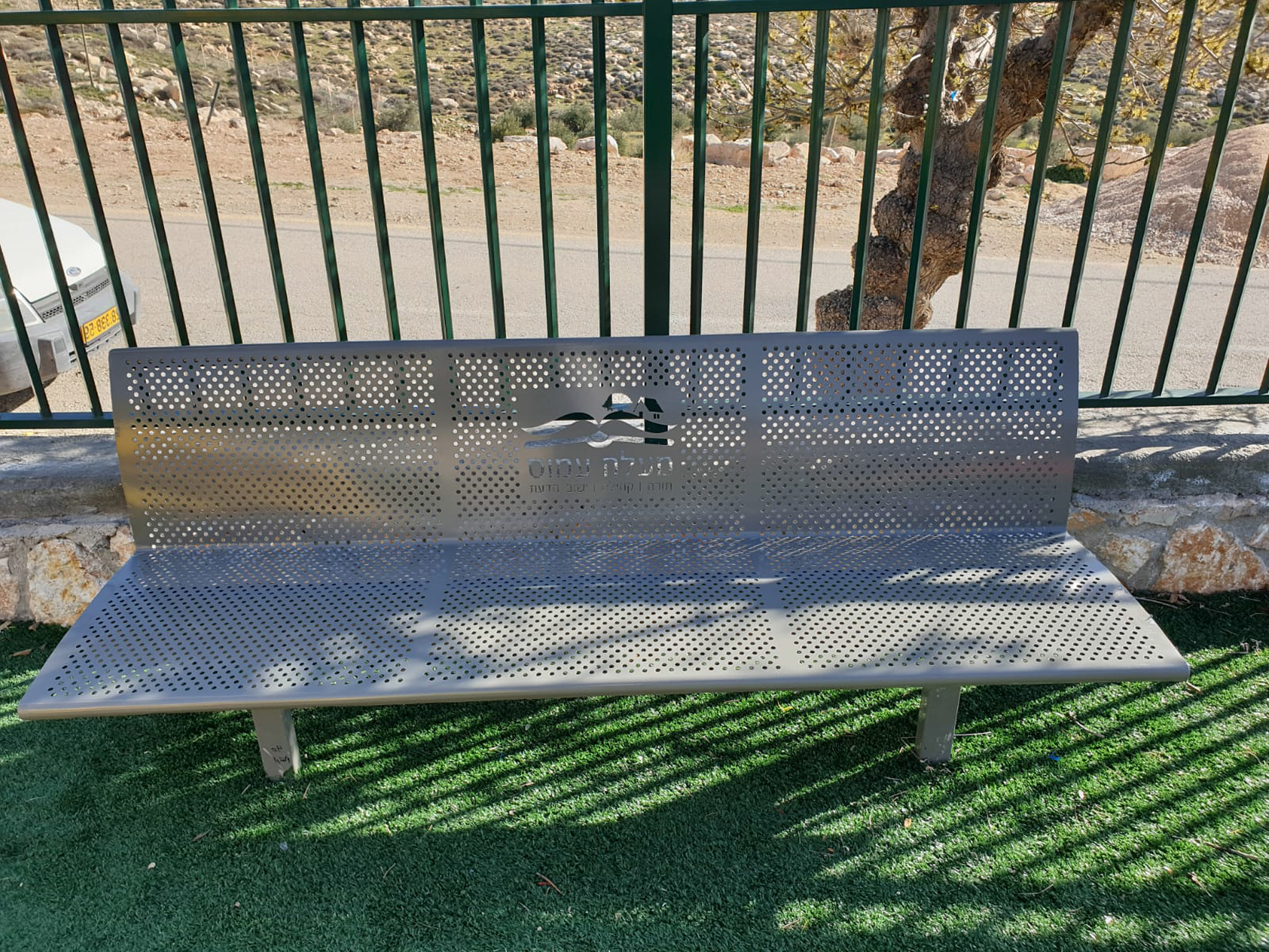 ספסל בישוב מעלה עמוס