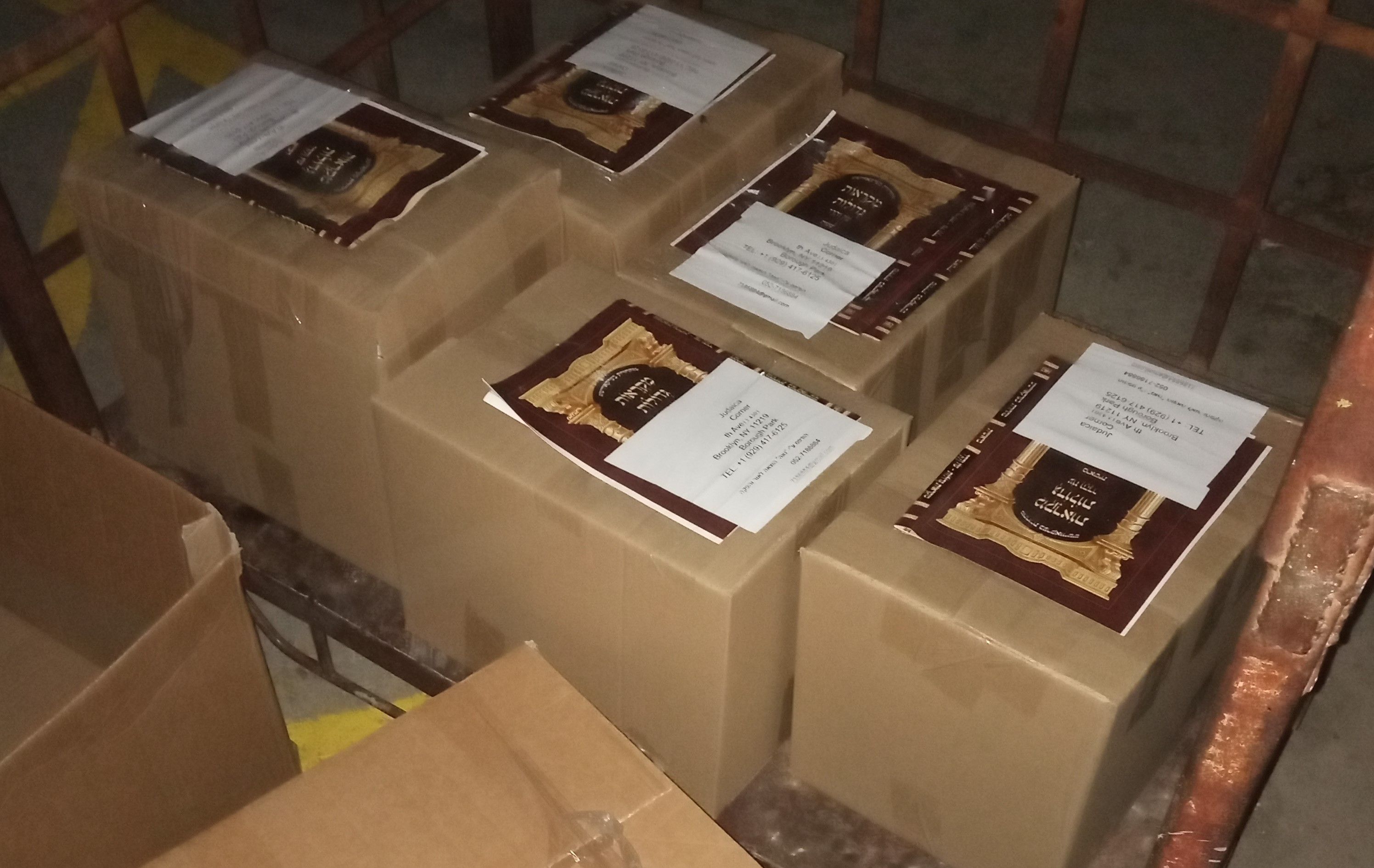 ספרי מקראות גדולות ארוזים לחו''ל.jpg