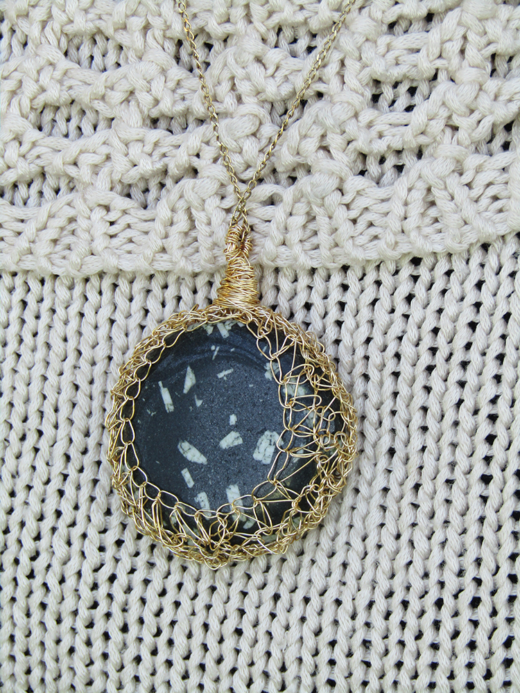 סריגה עם אבן חן "קריסנטימום"