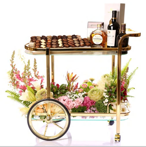 עגלת תה בשילוב פרחים ושוקולדים