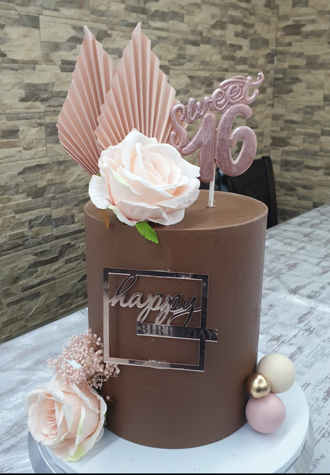 עוגה מעוצבת עטופה בגנאש שוקולד חלב