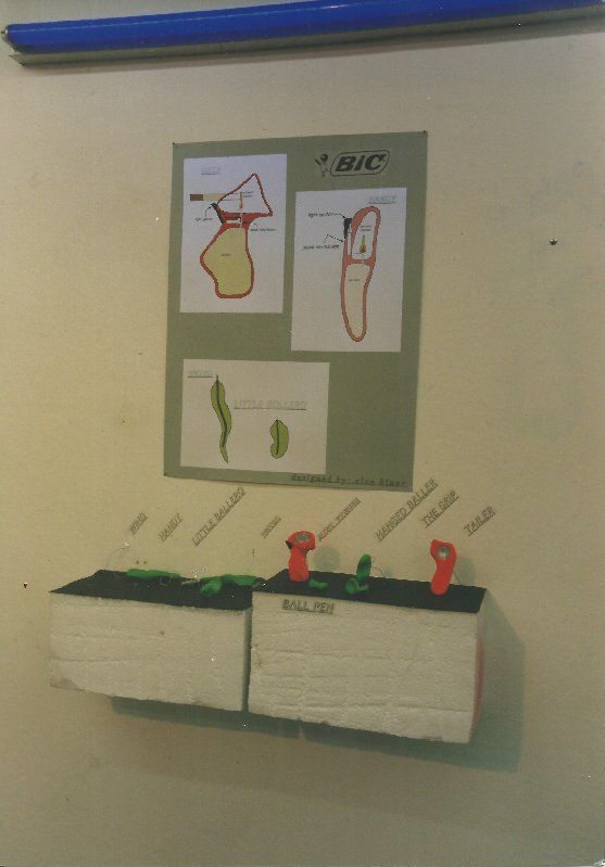 עטים בתצוגה 2

היה עלינו לעצב עט ומצית חדש עבור חברת BIC
זכיתי במקום השני....
המקום הראשון נסע לחברת BIC ללמוד שם...

הקונספט היה מצית שהרוח לא