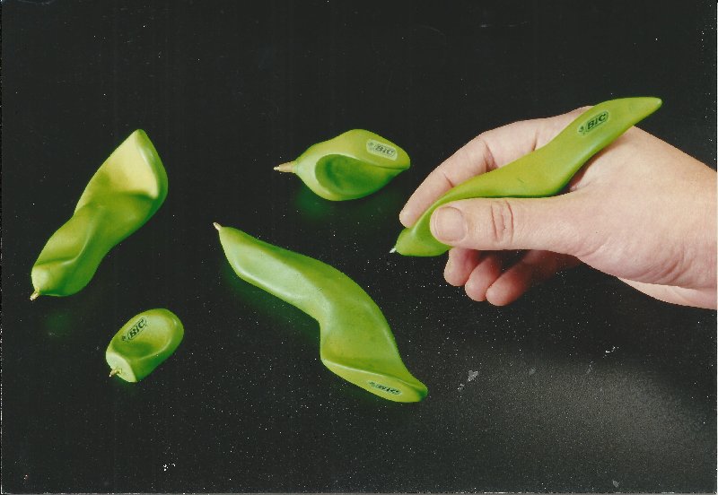 עטים

היה עלינו לעצב עט ומצית חדש עבור חברת BIC
זכיתי במקום השני....
המקום הראשון נסע לחברת BIC ללמוד שם...

הקונספט היה מצית שהרוח לא מכבה
ועט