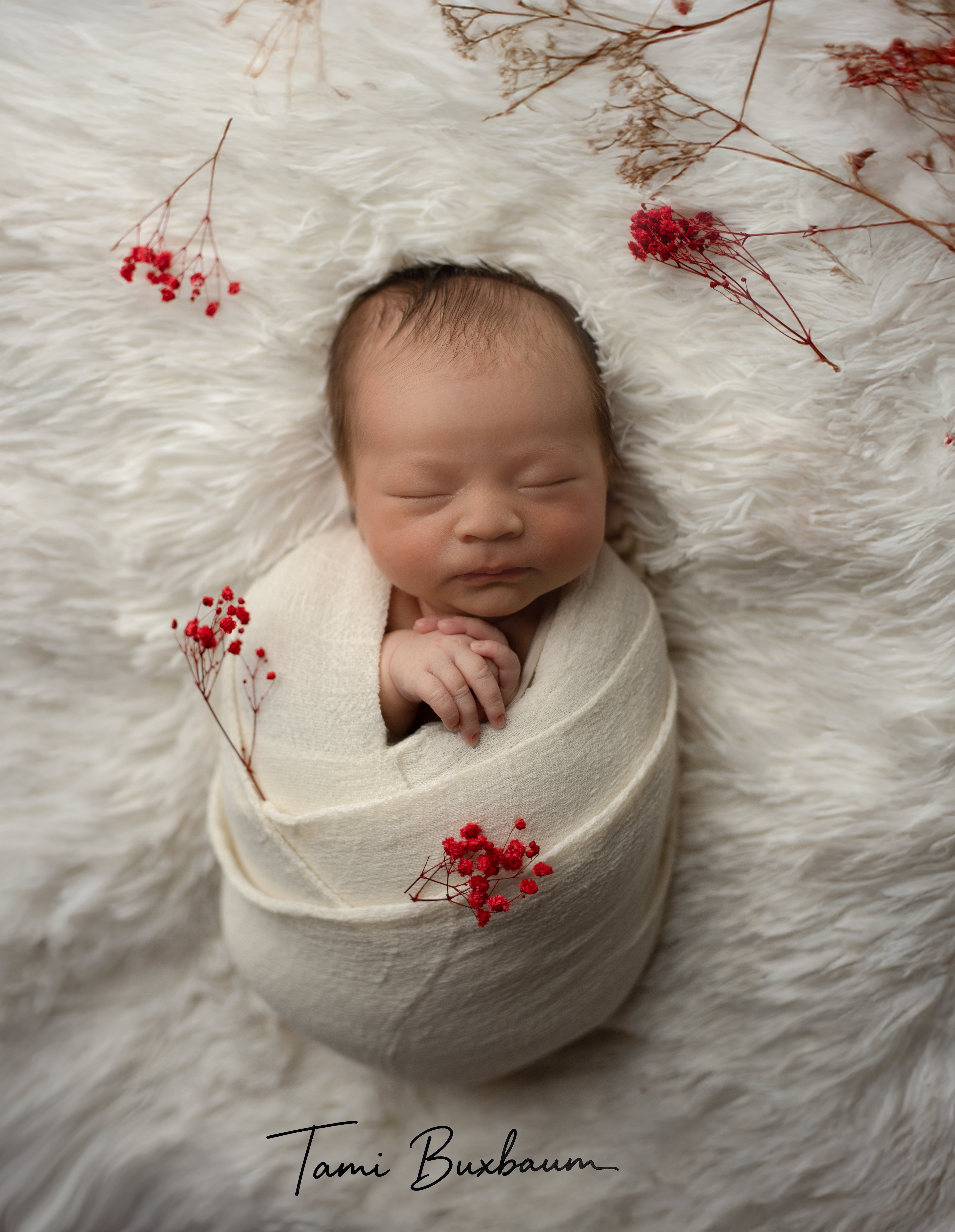 עיטוף לבן על פרווה עם פרחים